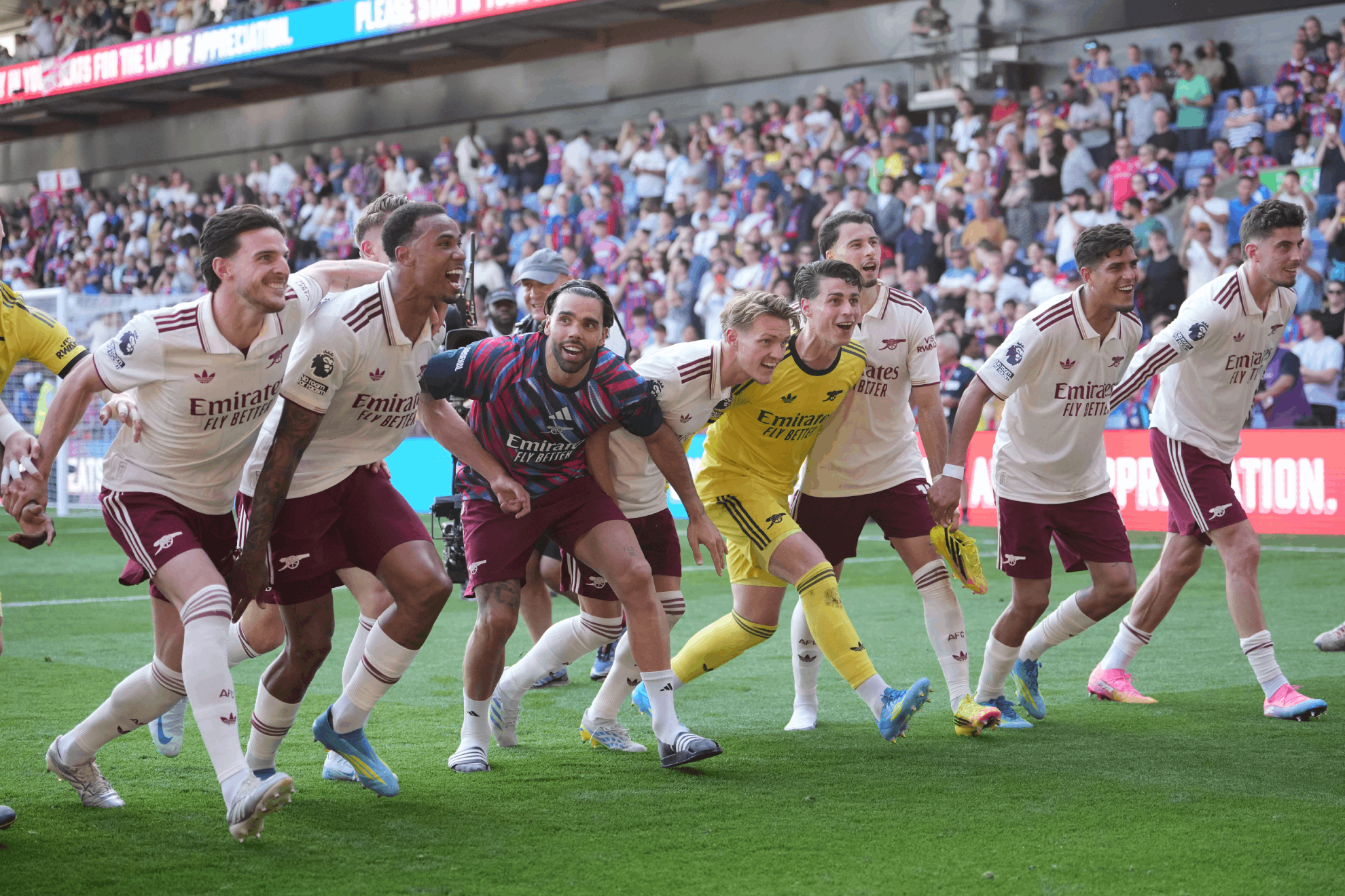 Los jugadores del Arsenal celebran el título
