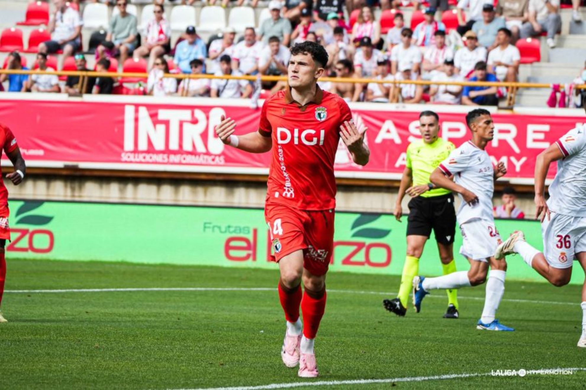 David González celebra uno de sus goles a la Cultu.