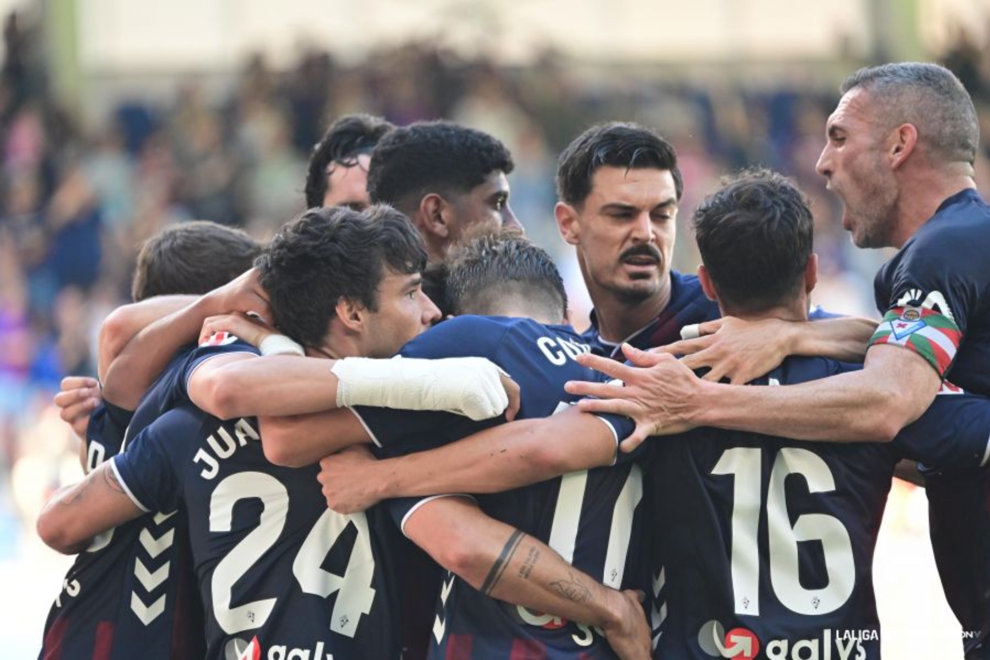 Los jugadores del Eibar celebran uno de sus goles al Córdoba.