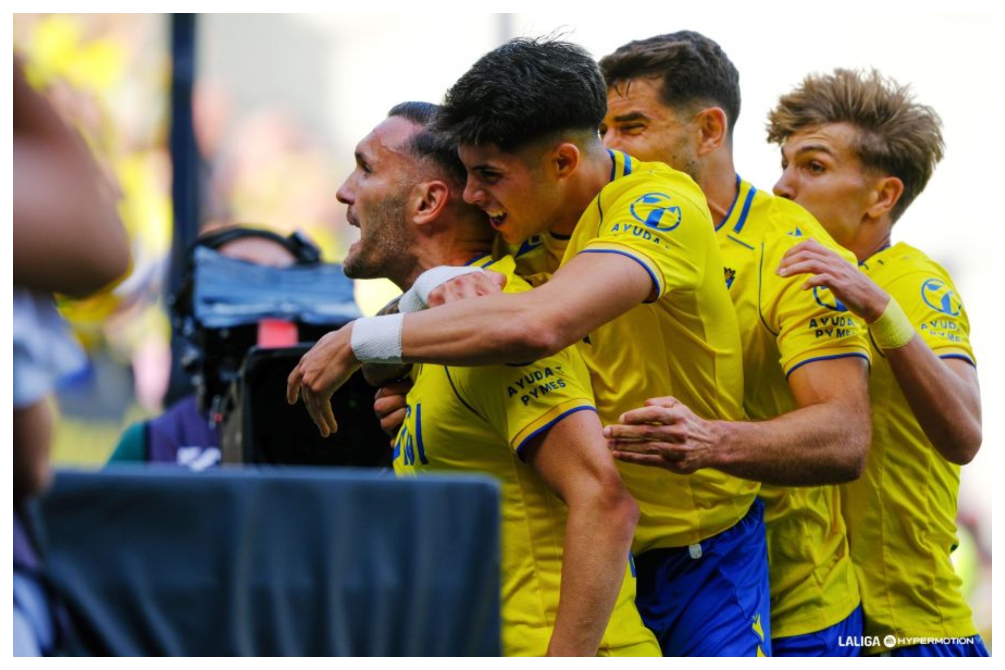 Lucas Pérez celebra con sus compañeros el gol abría el camino del triunfo y la salvación