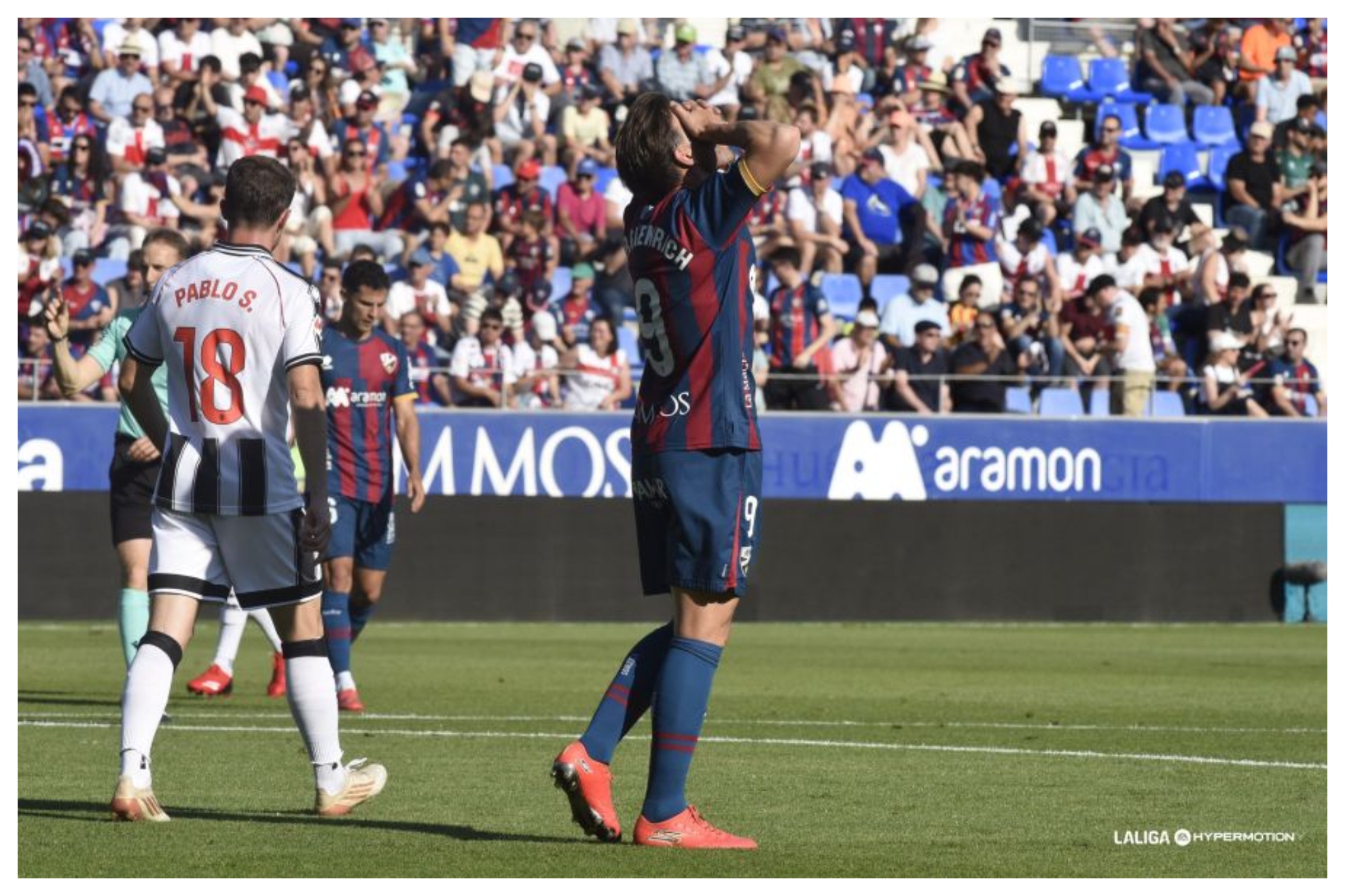 Sergi Enrich se lamenta de una ocasión fallada ante el Castellón