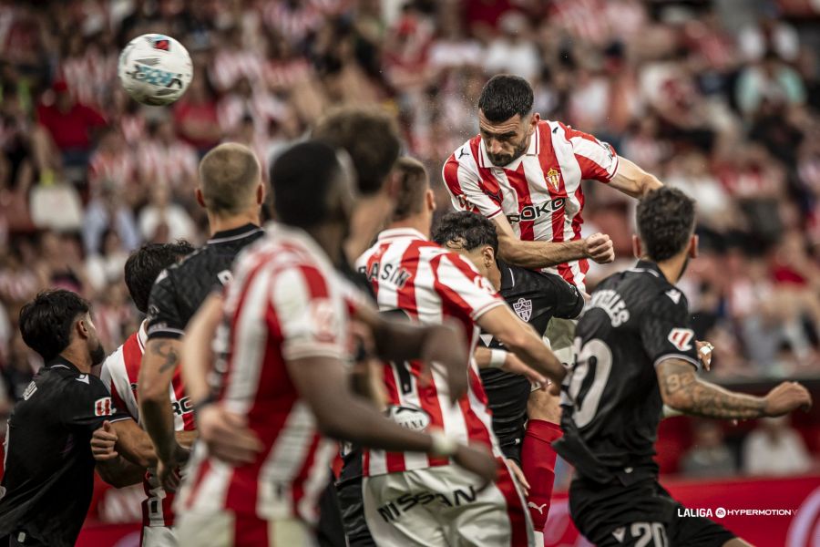 Pablo Vázquez finishes with a header for Sporting's 3-1 victory over Almería