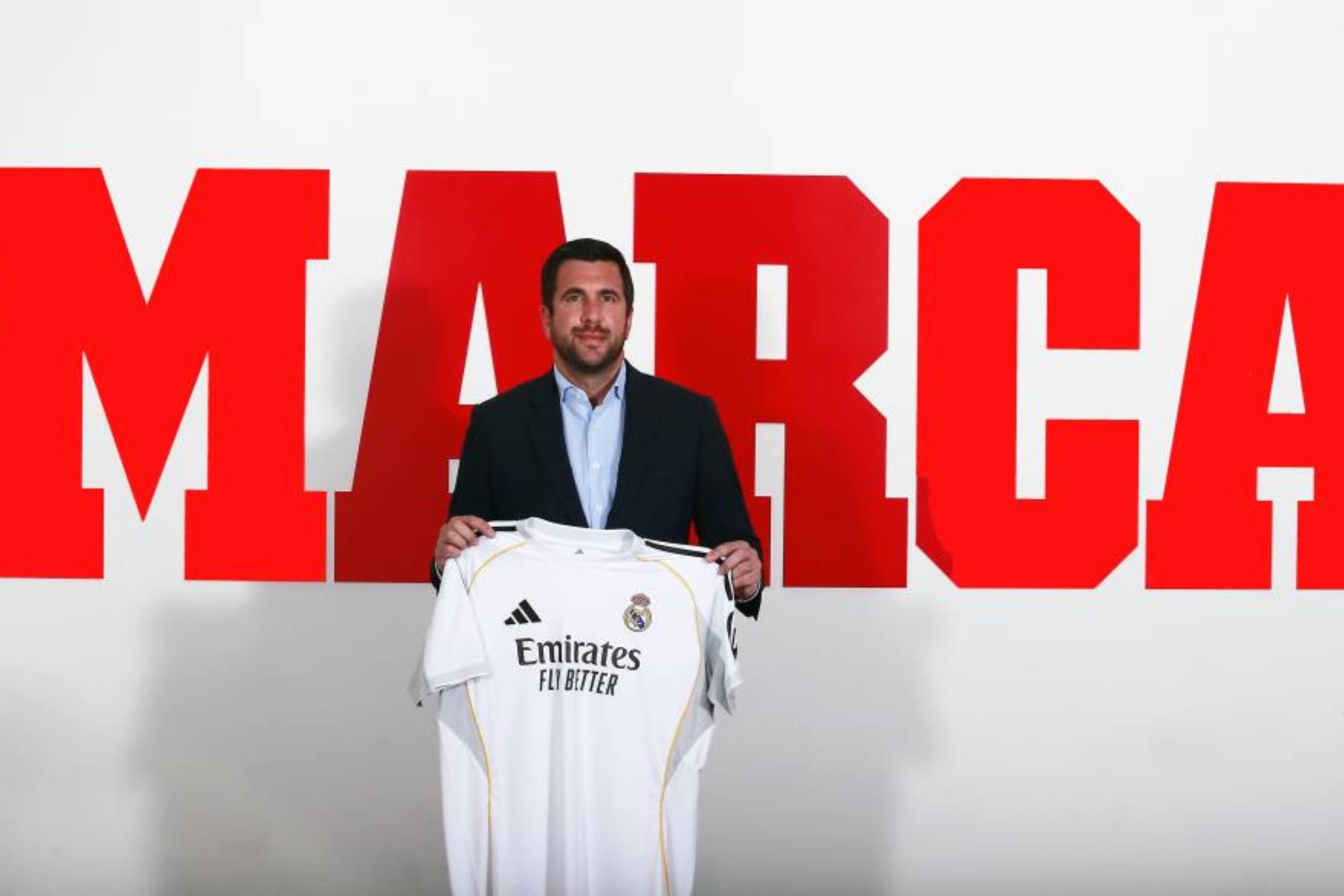 Enrique Riquelme posa con una camiseta del real Madrid en la redacción de MARCA