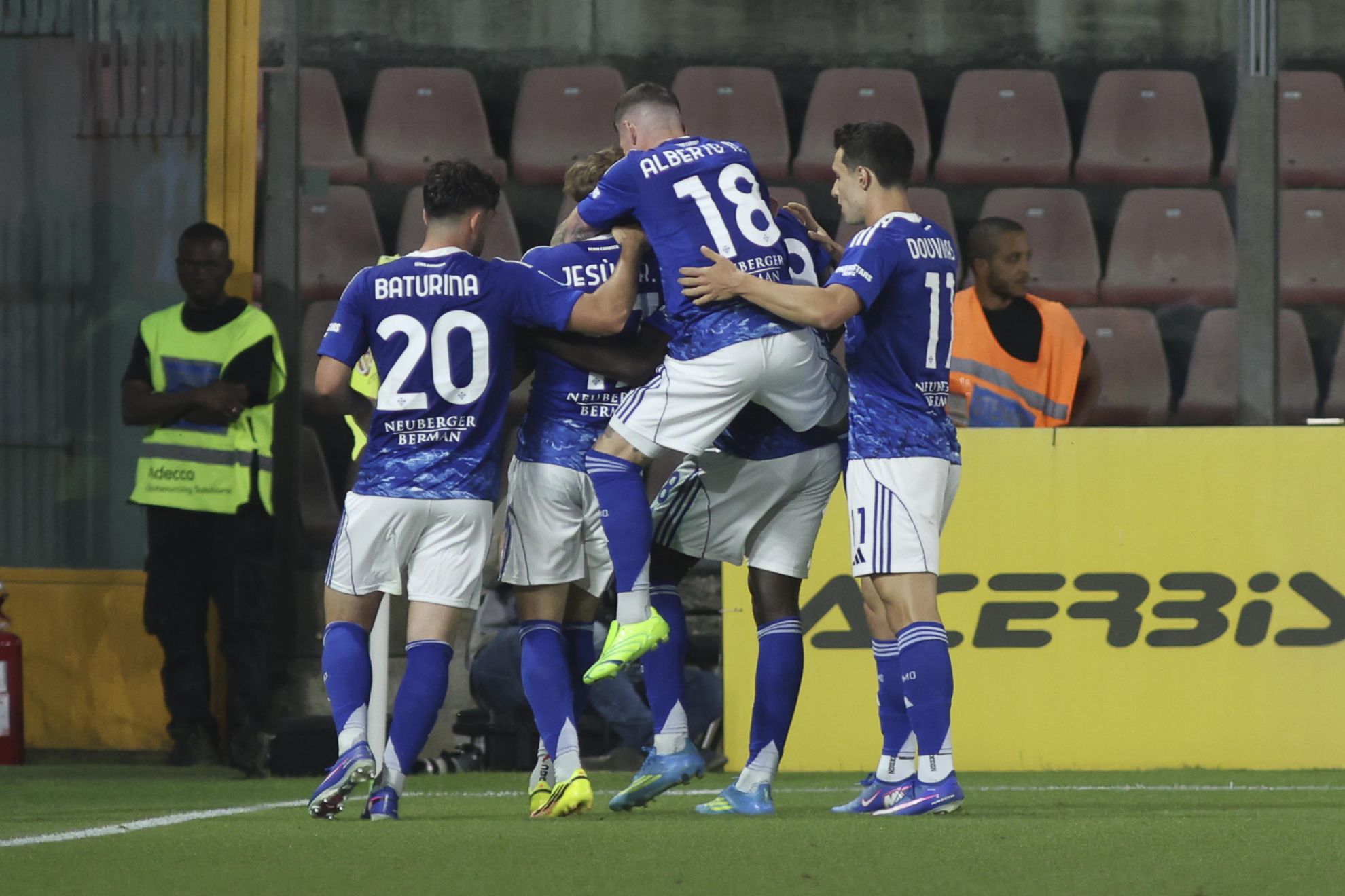 Los jugadores del Como celebran uno de los goles contra la Cremonese