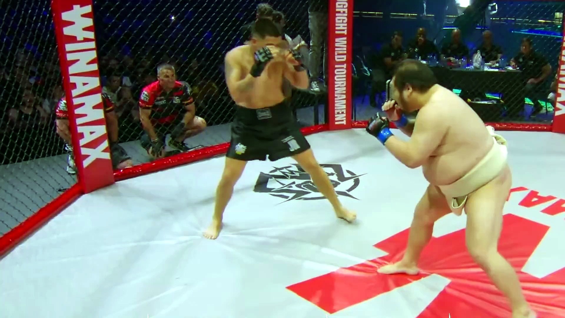 El luchador de sumo, Chiyotairyu Hidemasa y el boxeador Jorge Jr dieron una exhibición en el Palacio de Vistalegre con uno de los combates más laureados en la historia del torneo de Jordi Wild