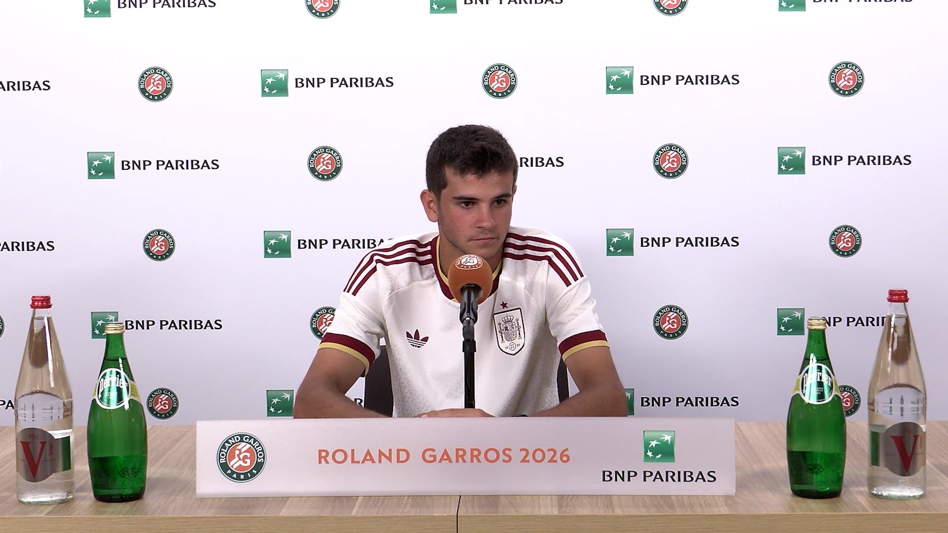 El tenista español revelación del tenis mundial llamó la atención con su outfit en la primera comparecencia ante los medios del segundo Grand Slam del año