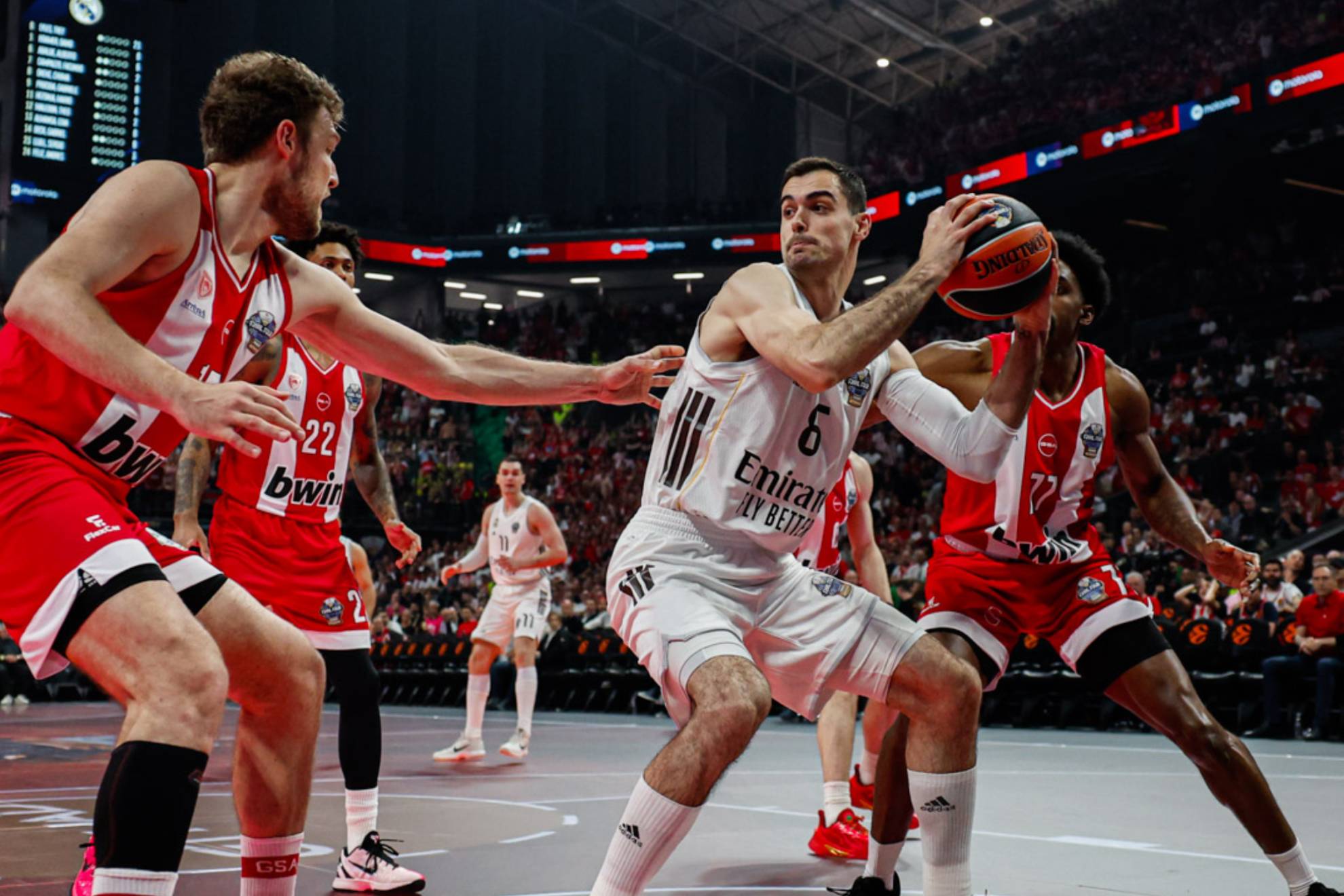 Alberto Abalde trata de levantar el balón entre Sasha Vezenkov y Shaquielle McKissic.