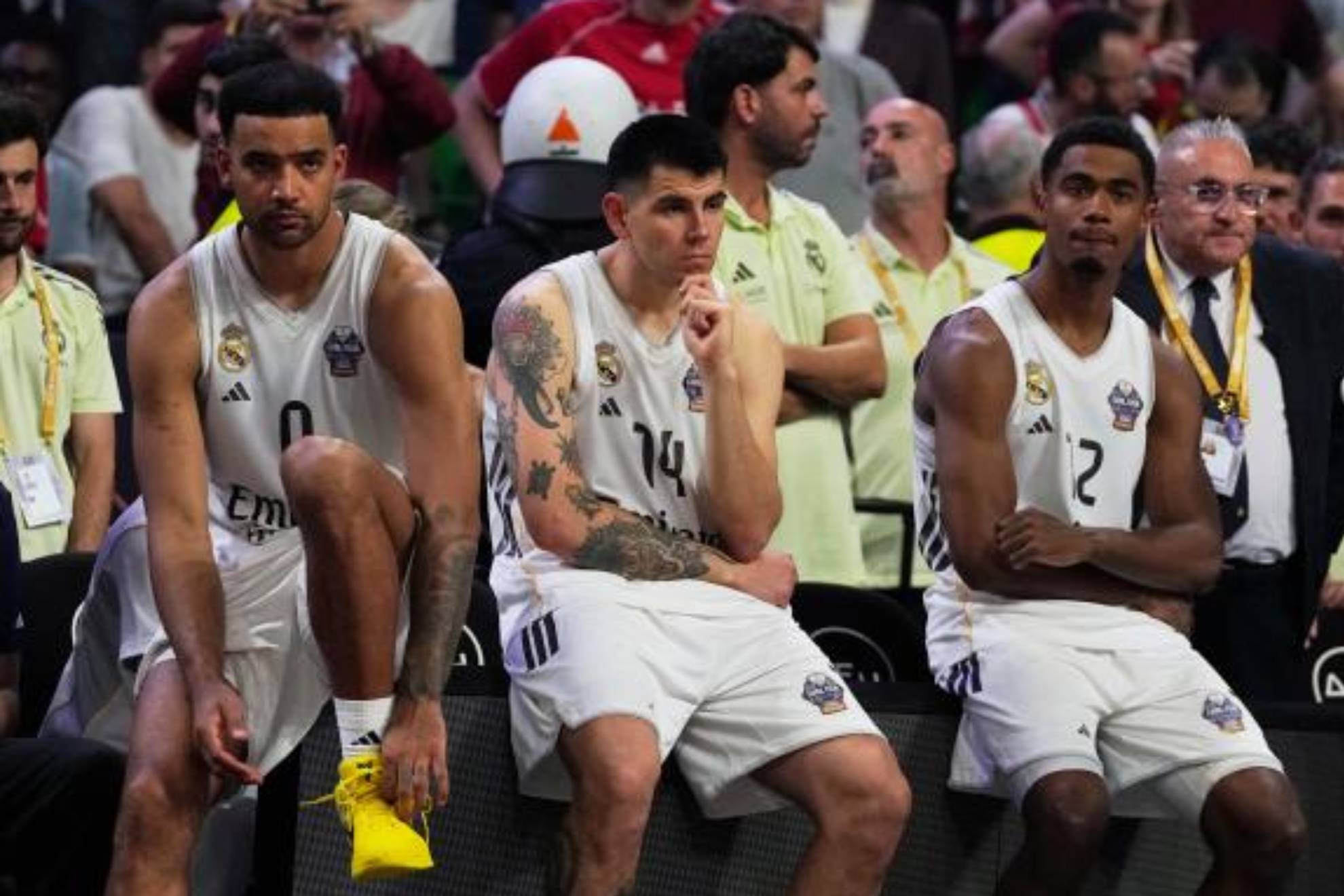 Los jugadores del Real Madrid de baloncesto, tras la final.