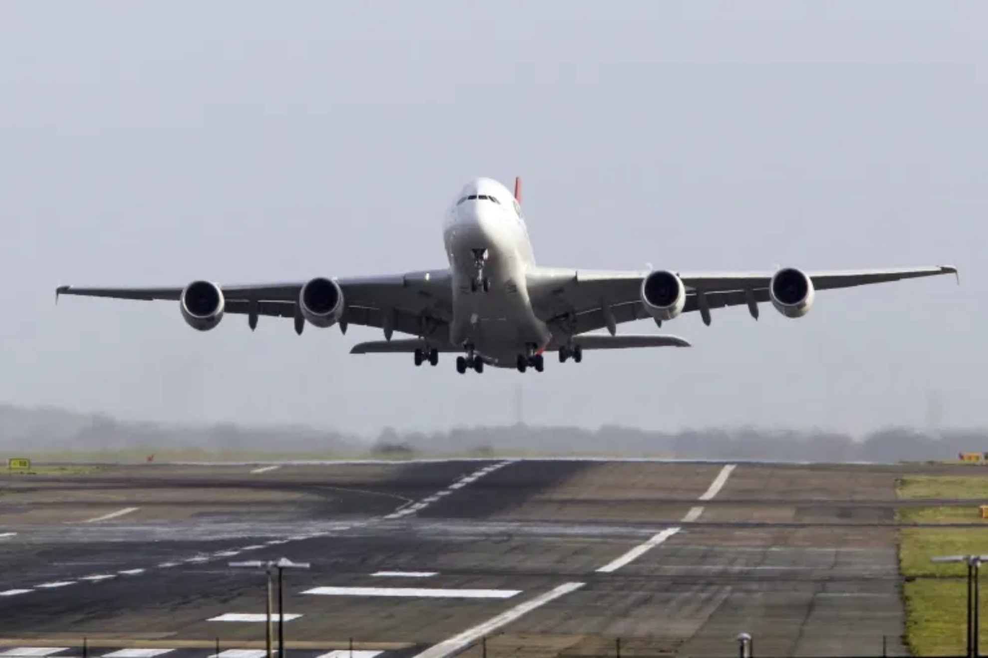 Piloto de avión sufre un infartoa 9.000 metros de altura.