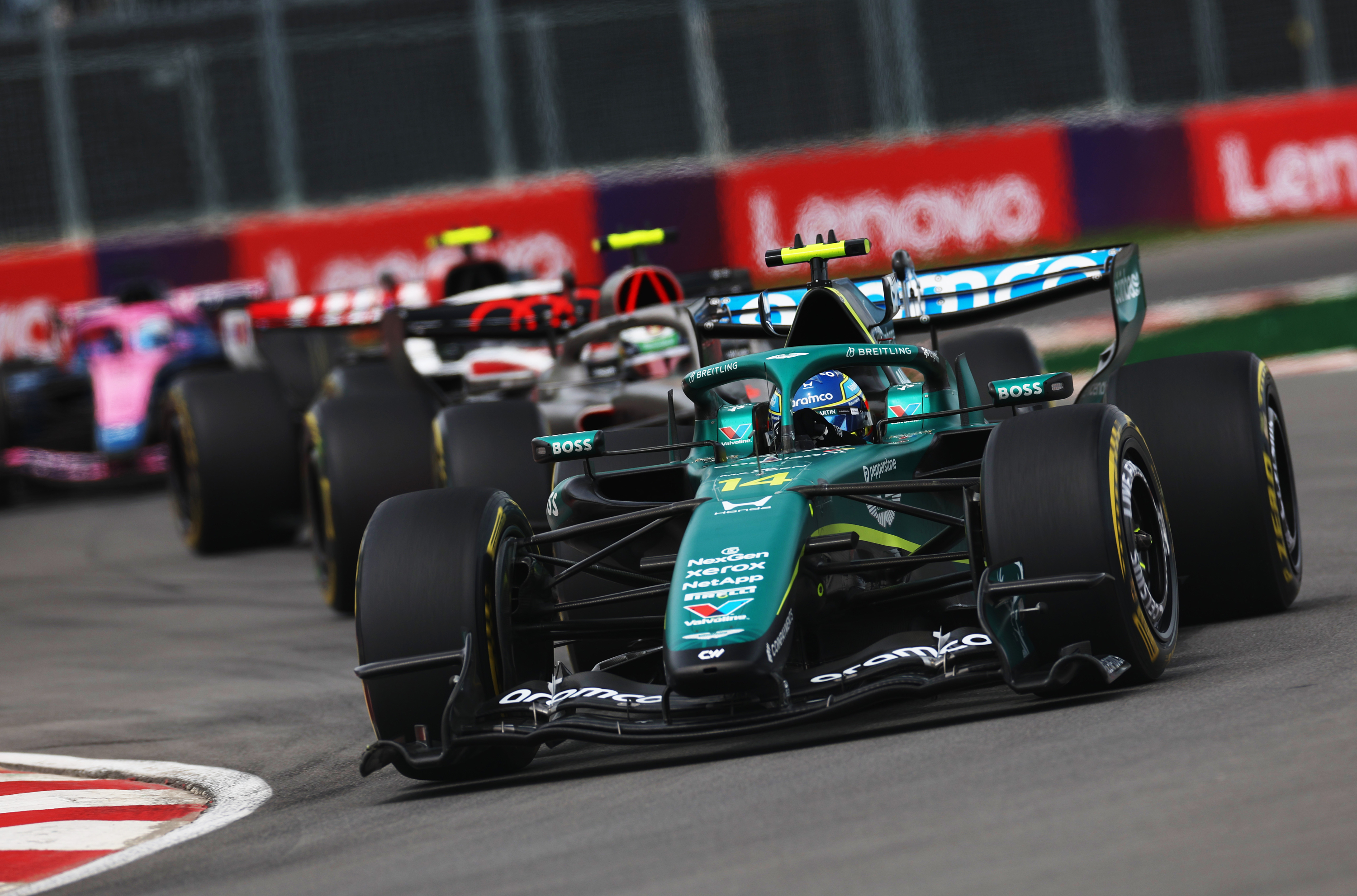 Alonso lidera el grupo en carrera.