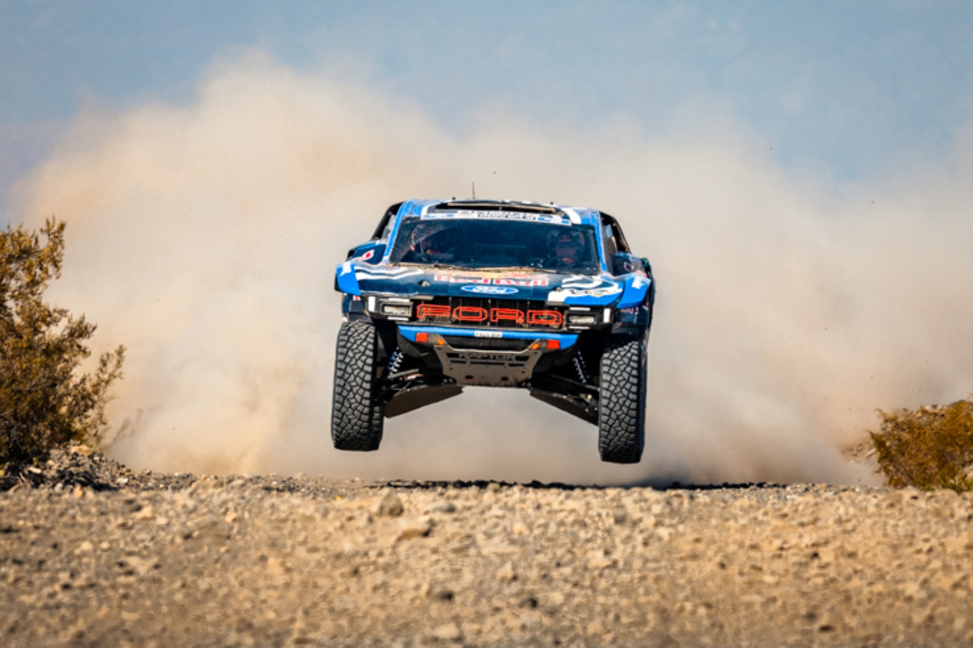 Los Ford de Sainz y Guthrie rindieron bien en el arranque del Desafío. W2RC