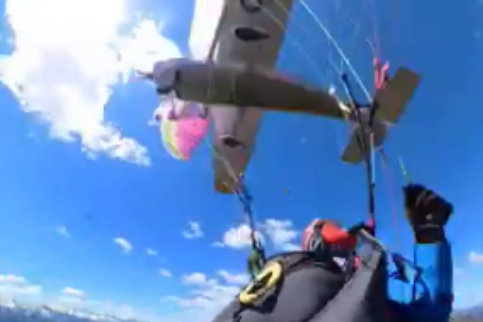 Una parapentista sobrevivió milagrosamente al accidente en el que una avioneta le arrancó la vela en pleno vuelo en la región de Schmittenhöhe (Austria). El vídeo captó la aterradora escena y lo gritos de pánico de Sabrina (44 años).