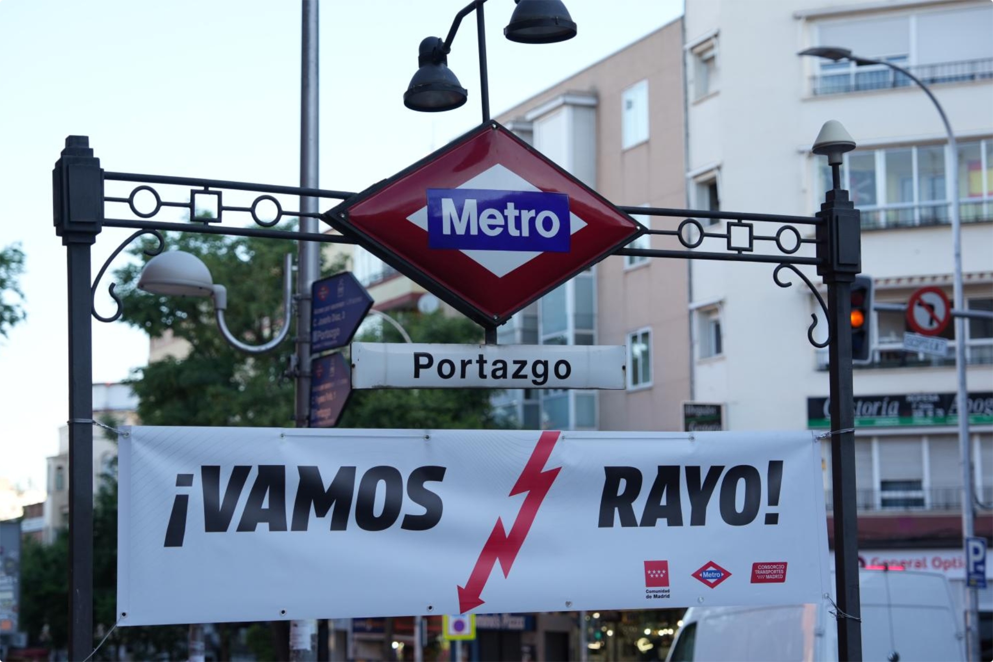 Metro Portazgo with the sign: "Let's go Lightning"