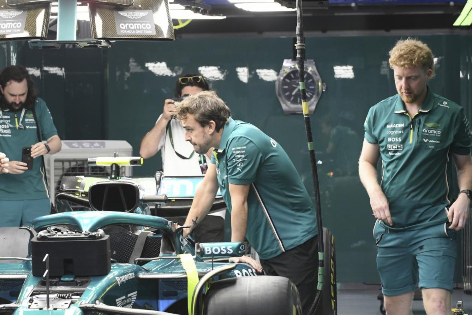 Fernando Alonso mira su asiento en el Aston Martin. RV RACINGPRESS