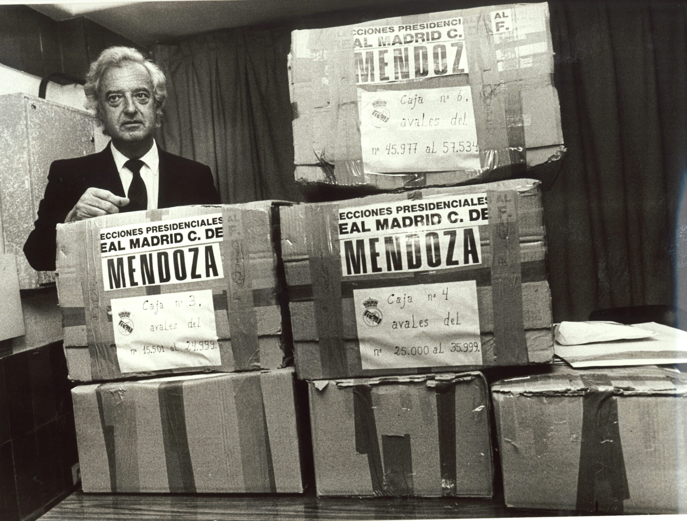 Ramón Mendoza posa con firmas recogidas en 1985.