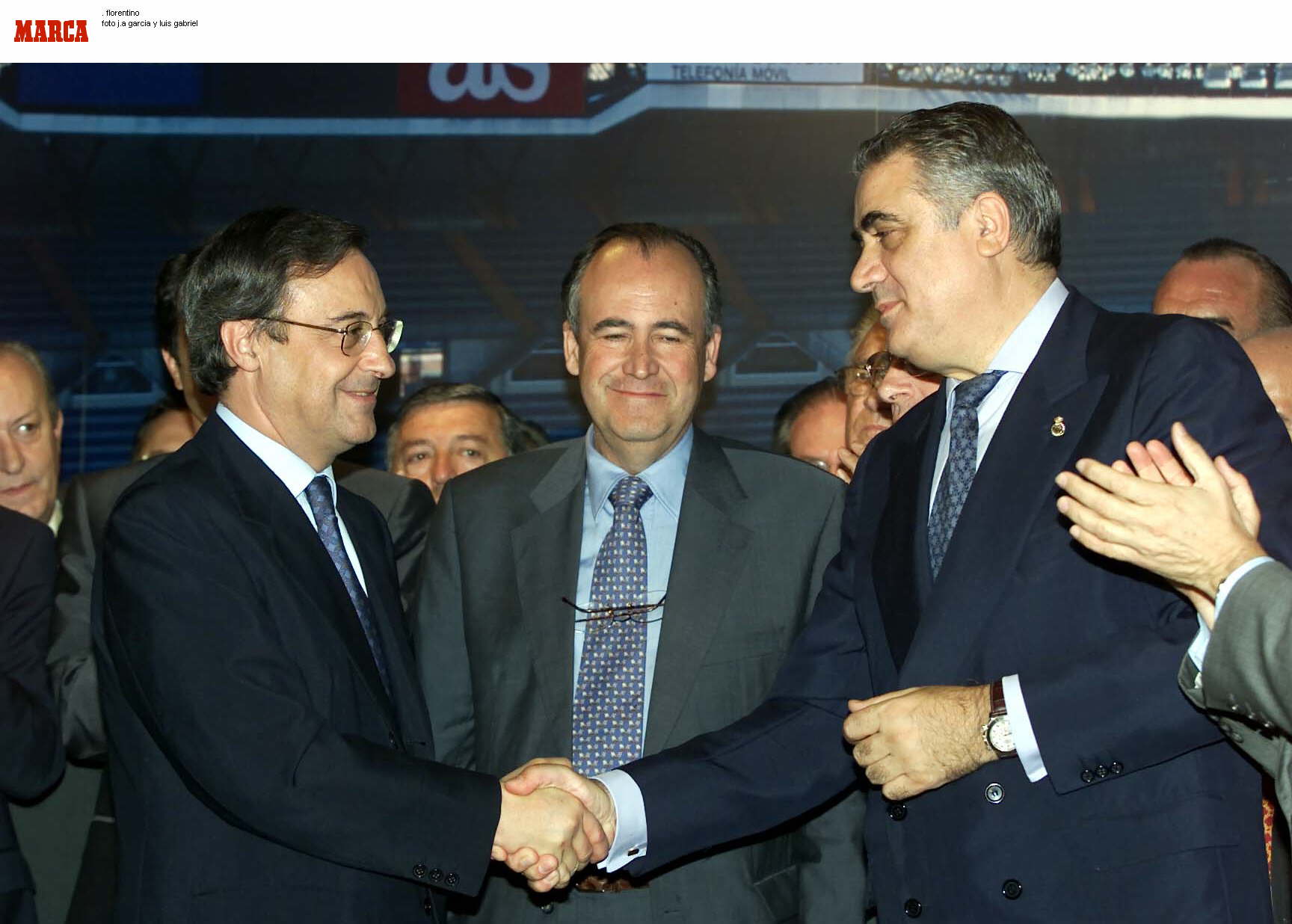 Lorenzo Sanz saluda a Florentino Pérez, nuevo presidente.