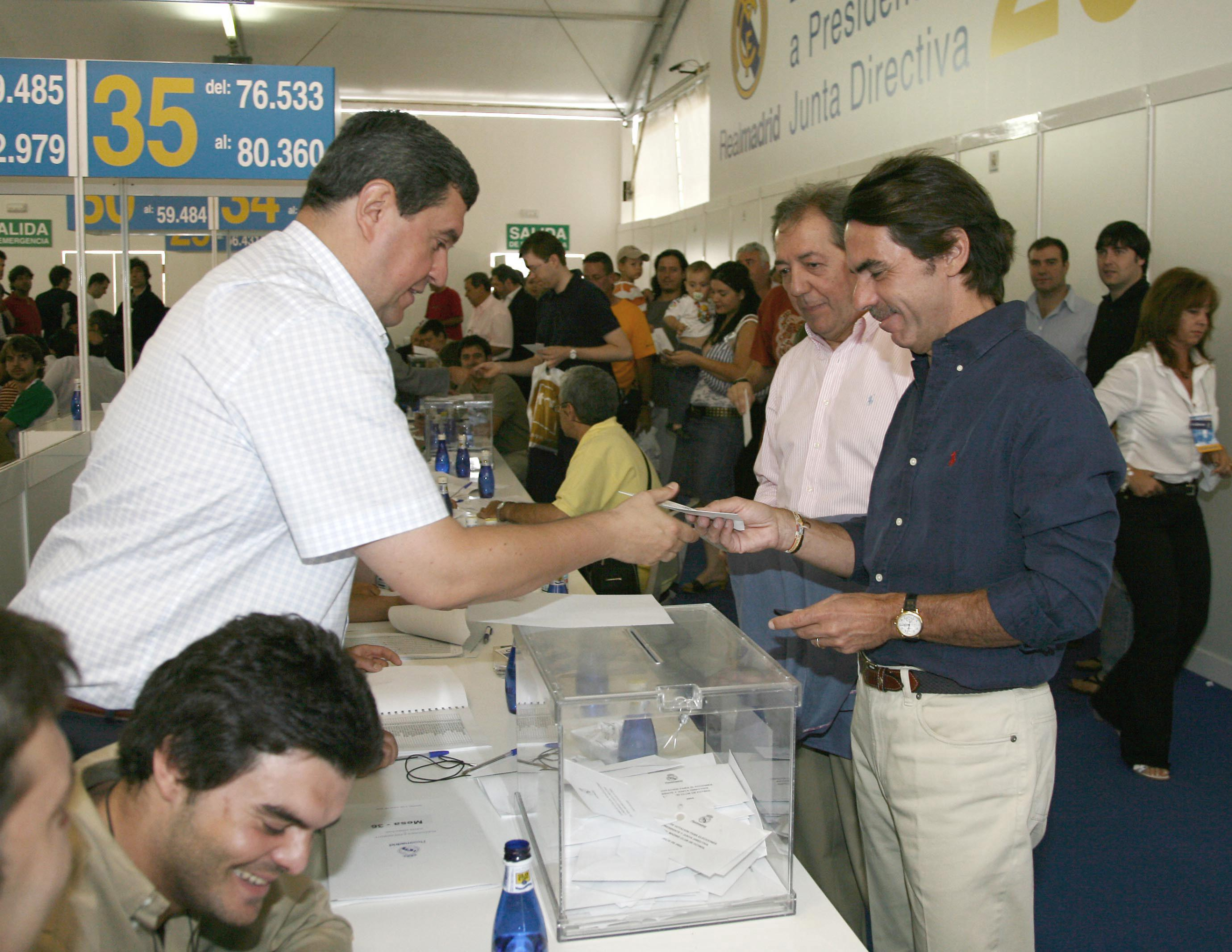 José María Aznar vota en 2006.