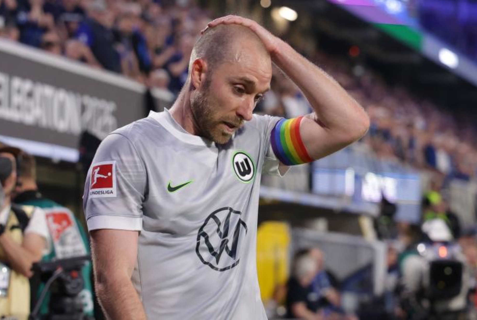 Christian Eriksen, capitán, se lamenta tras consumarse el descenso. EFE