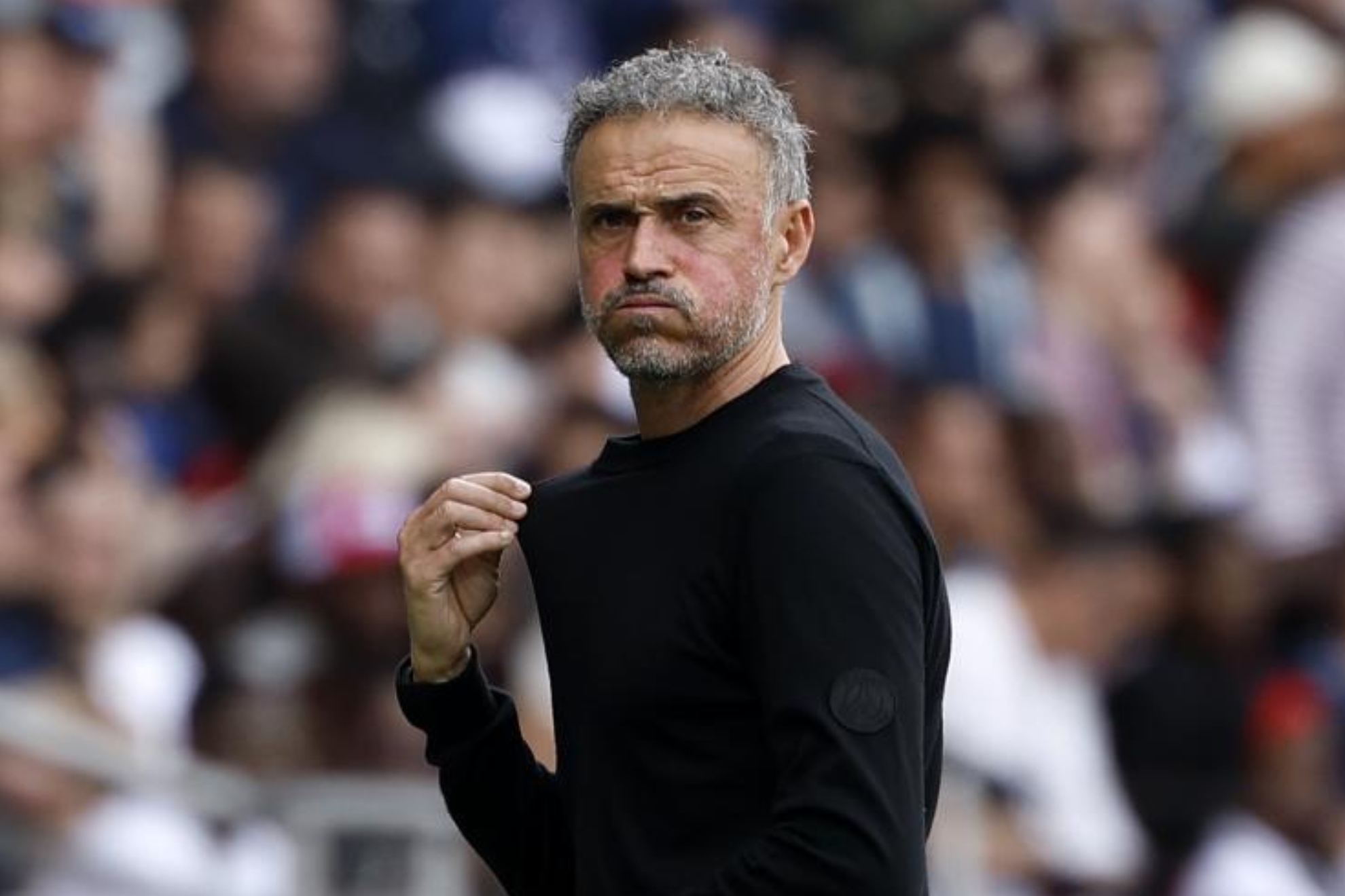 Luis Enrique, con gesto serio en un entrenamiento del PSG. EFE