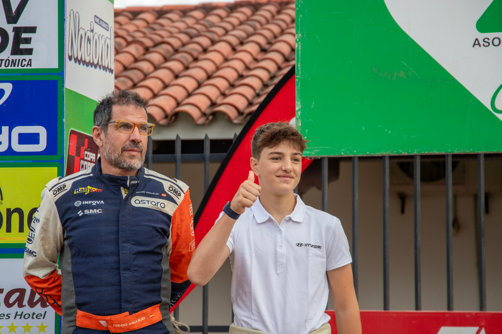 Óscar Fuertes Jr., en el podio en Bolivia junto a Diego Vallejo.