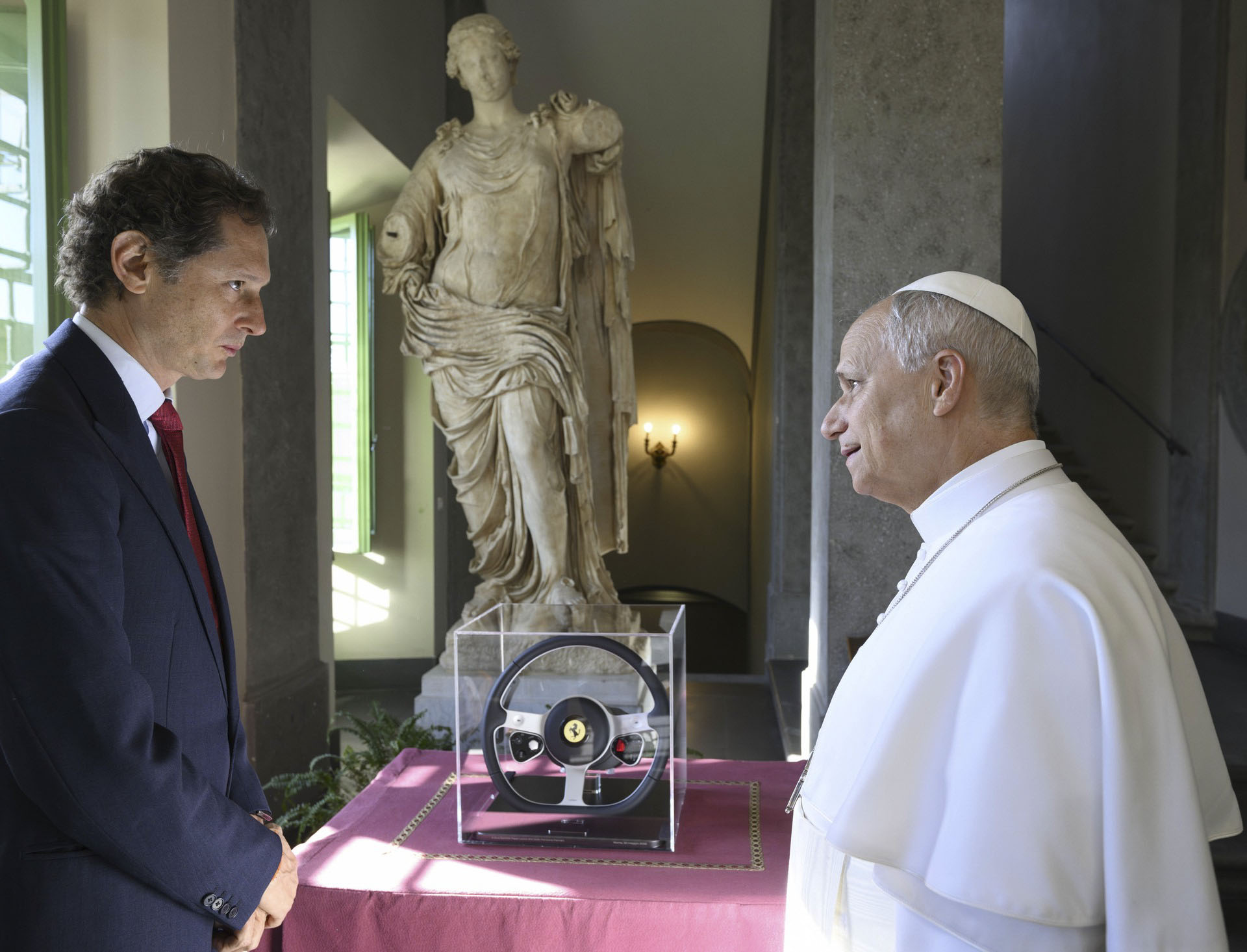 El Papa León XIV junto a John Elkann, presidente de Ferrari, que le regaló un volante del Luce EFE