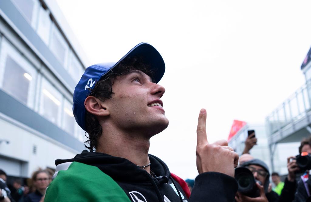 Antonelli, mirando al cielo envuelto en la bandera italiana. LAPRESSE