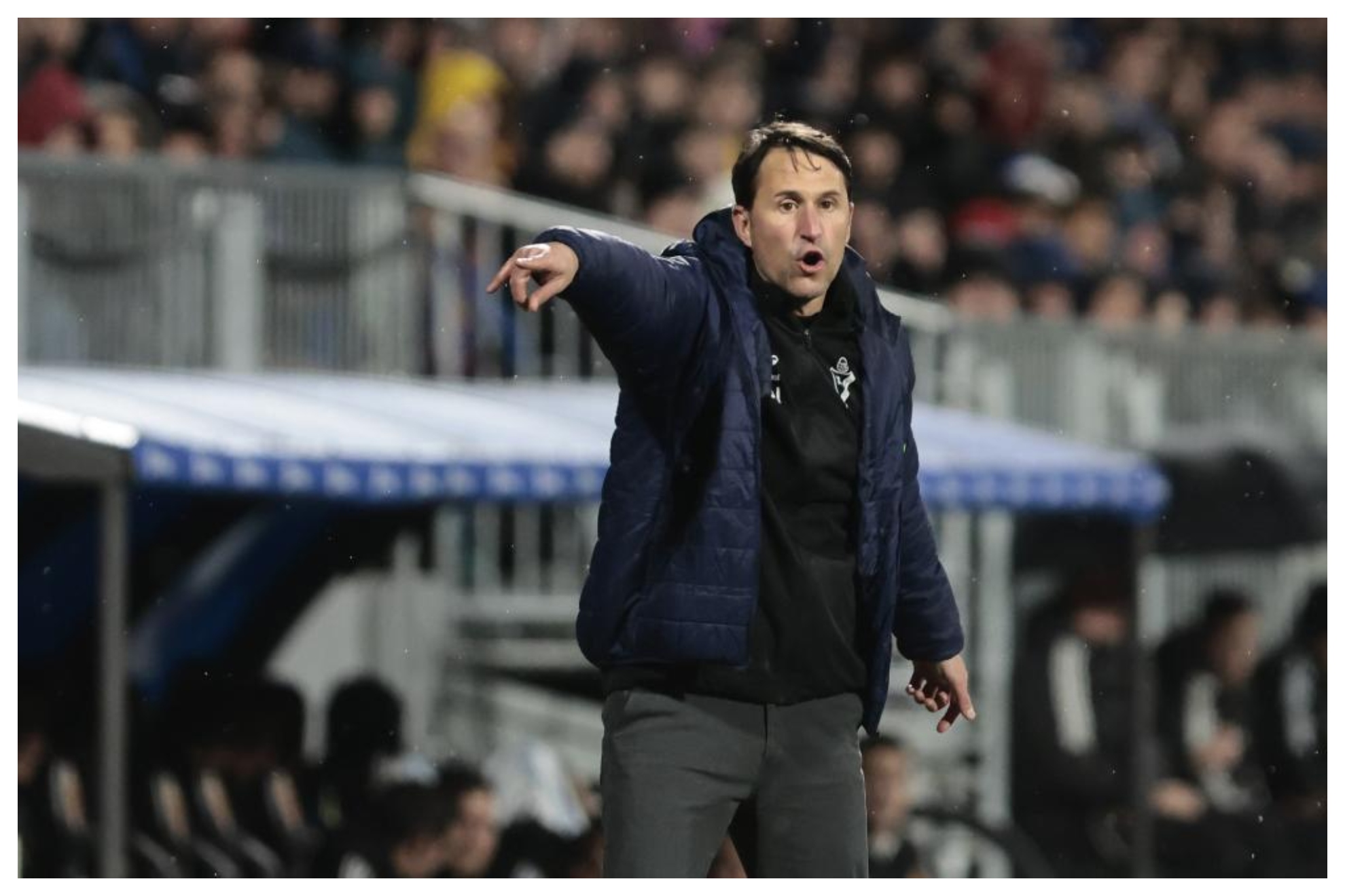 Beñat San José da instrucciones en la banda en un partido del Eibar