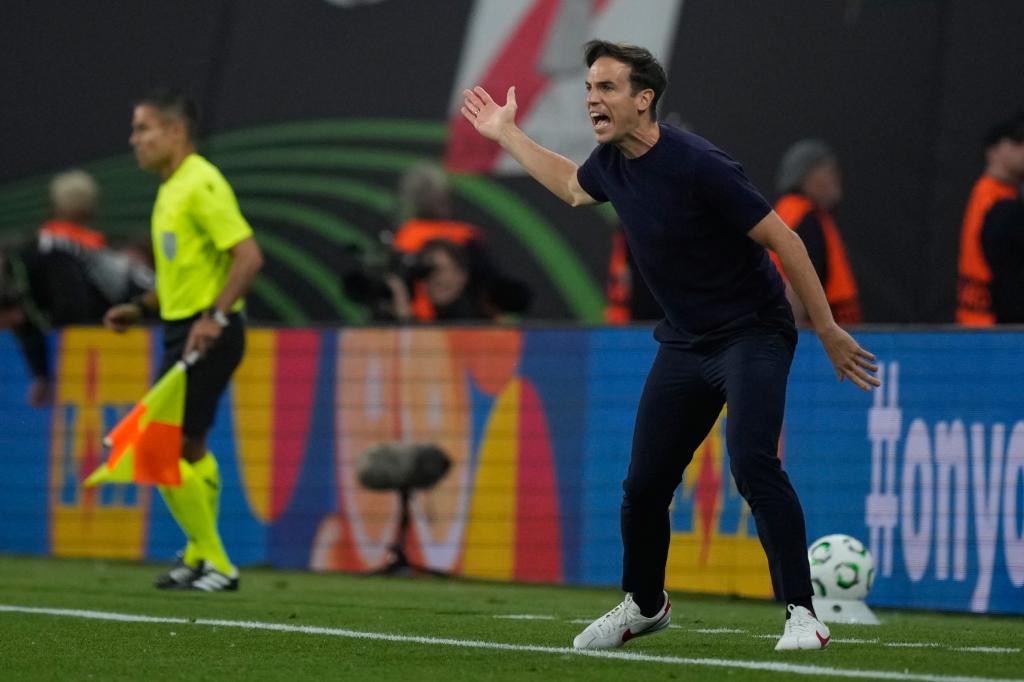 Iñigo Pérez en la banda del Red Bull Arena.