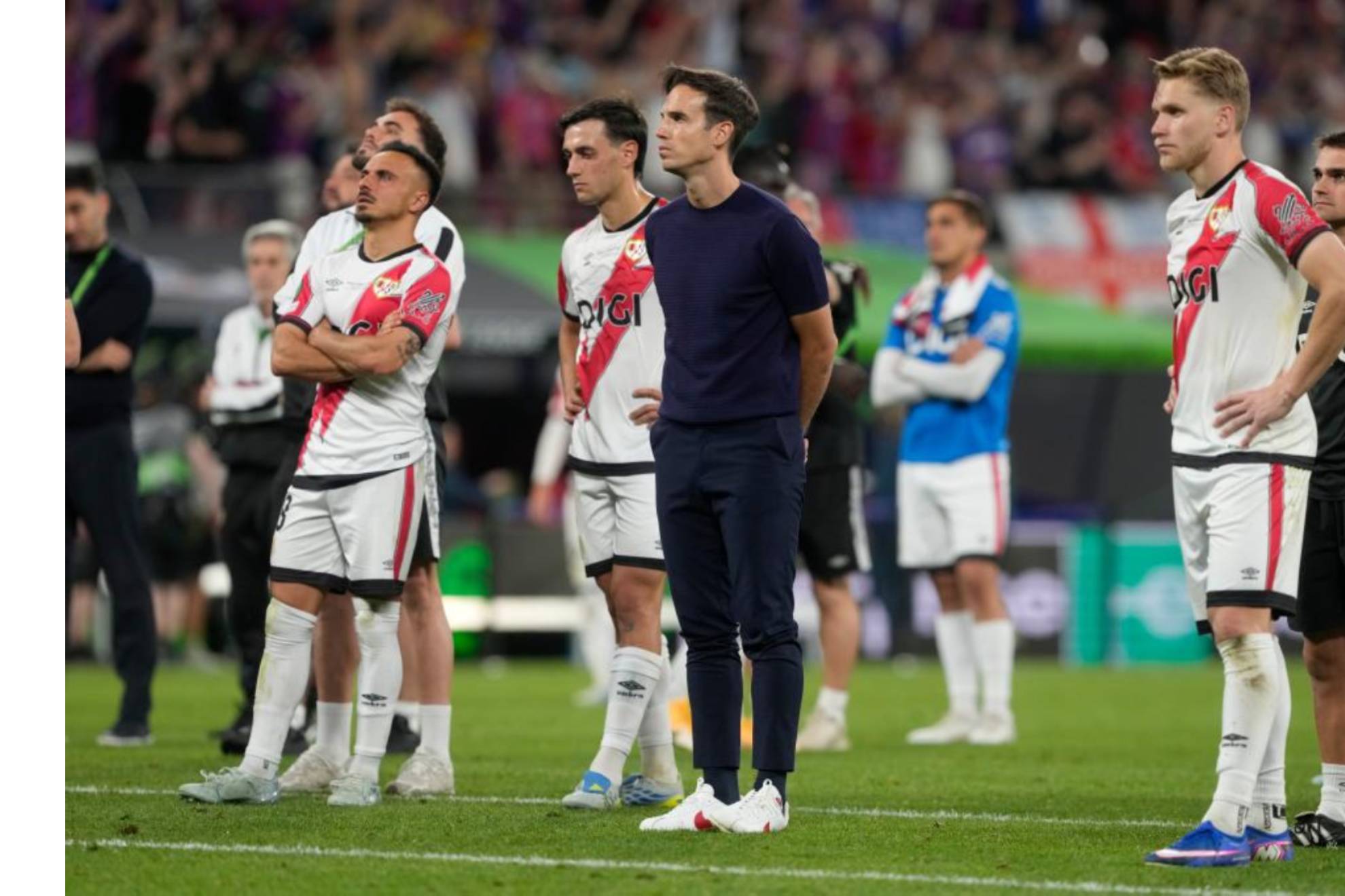 Iñigo Perez y los jugadores del Rayo tras perder la final de la Conference.