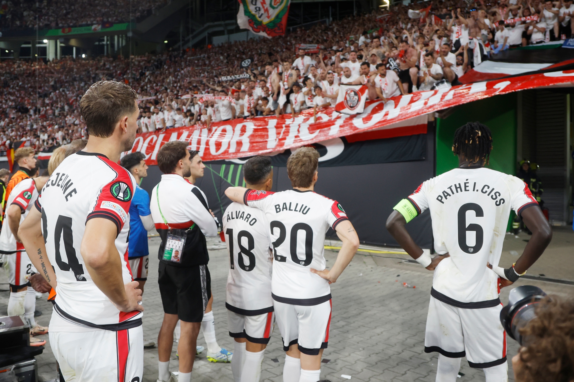 Los jugadores del Rayo Vallecano se fueron frente a su afición al acabar la final. Francesc Adelantado / MARCA