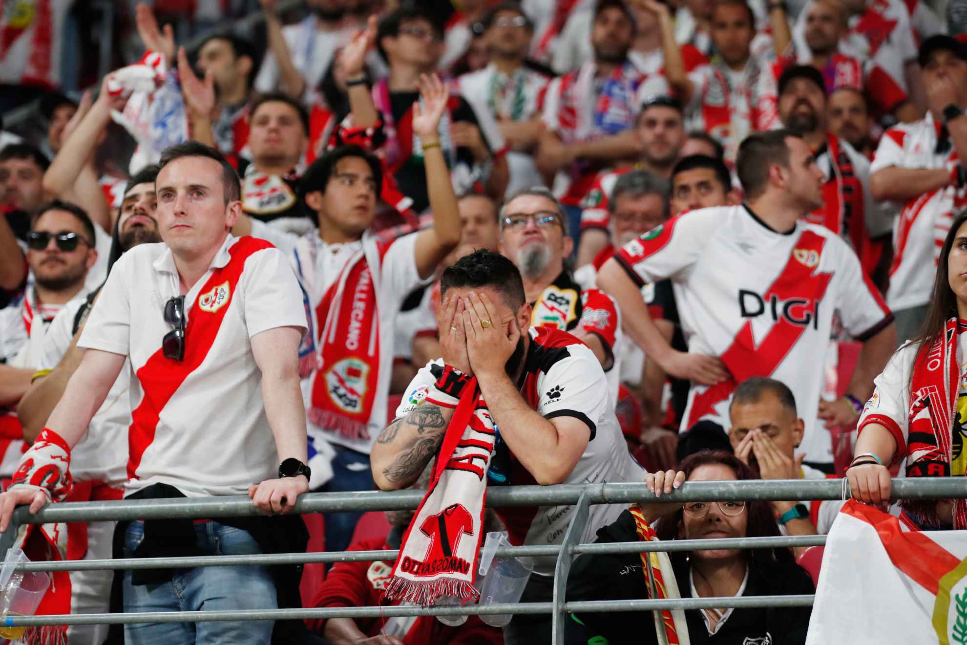 La afición del Rayo, hundida tras la derrota en Leipzig