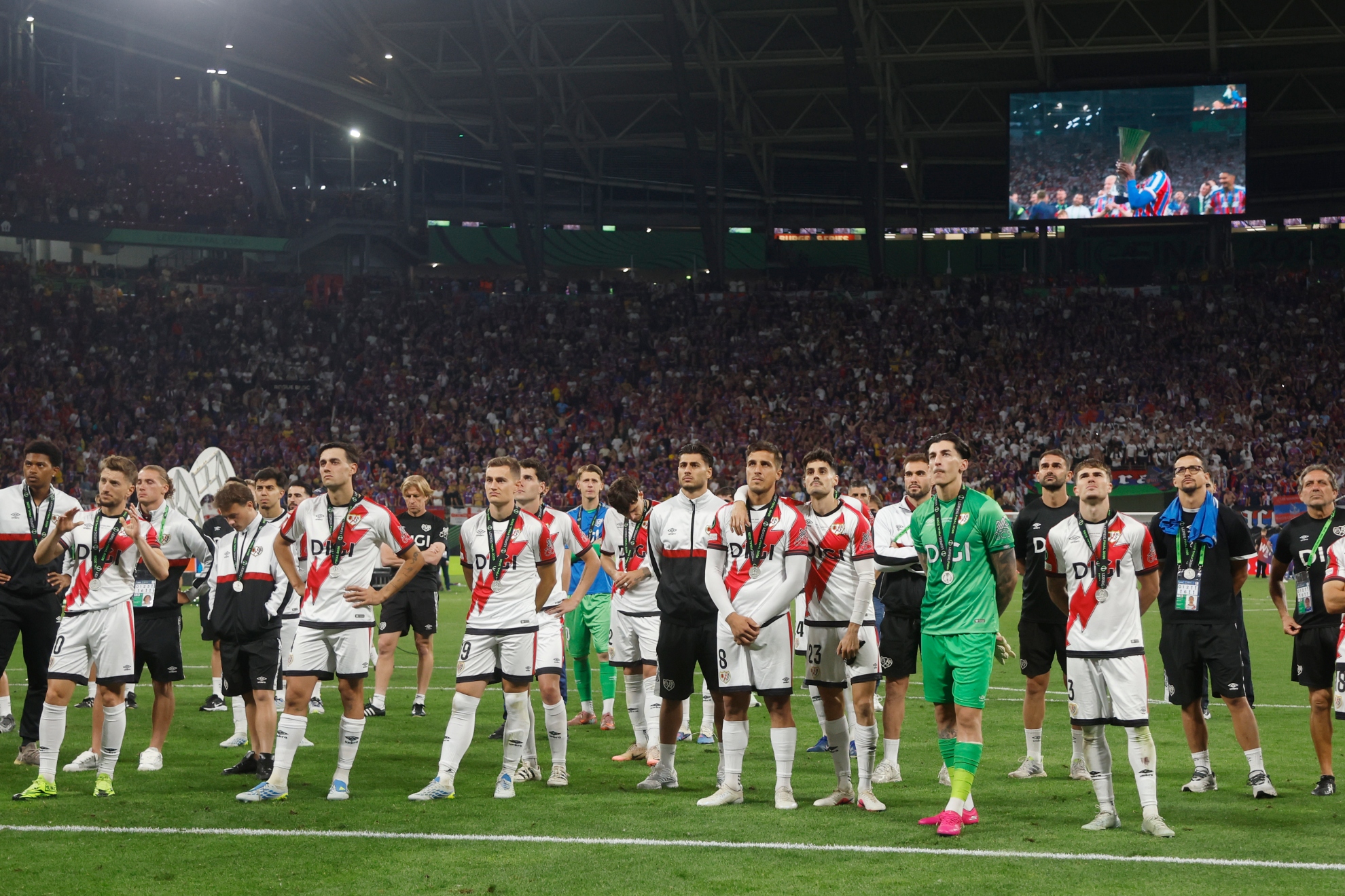 Jugadores del Rayo tras el partido. FRANCESC ADELANTADO