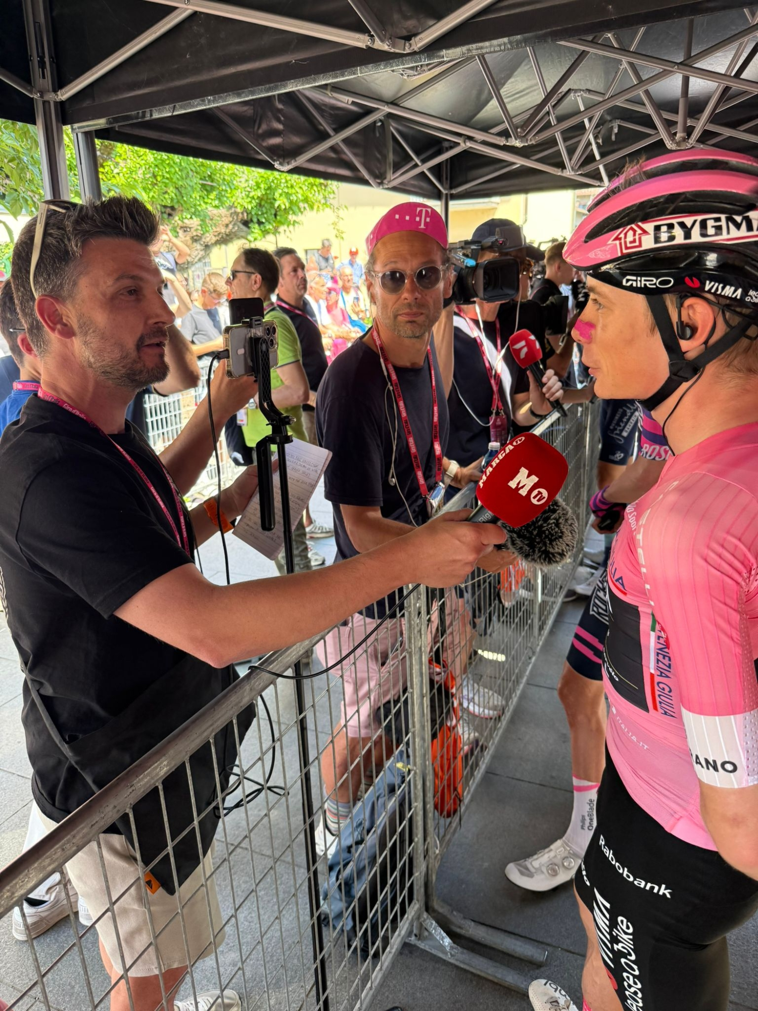 Vinegaard asiste a MARCA en el Giro de Italia.