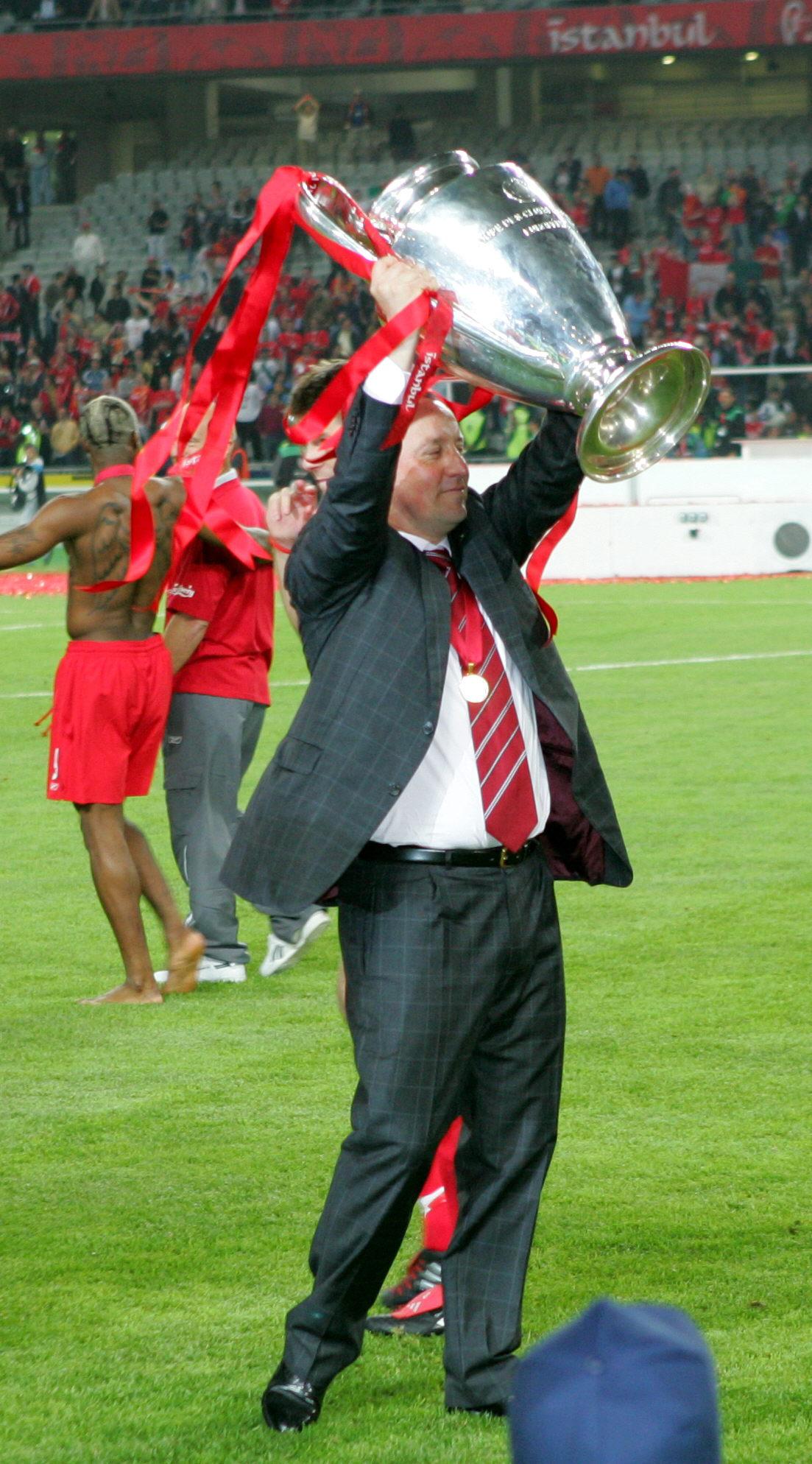 Benítez levantando la Champions con el Liverpool