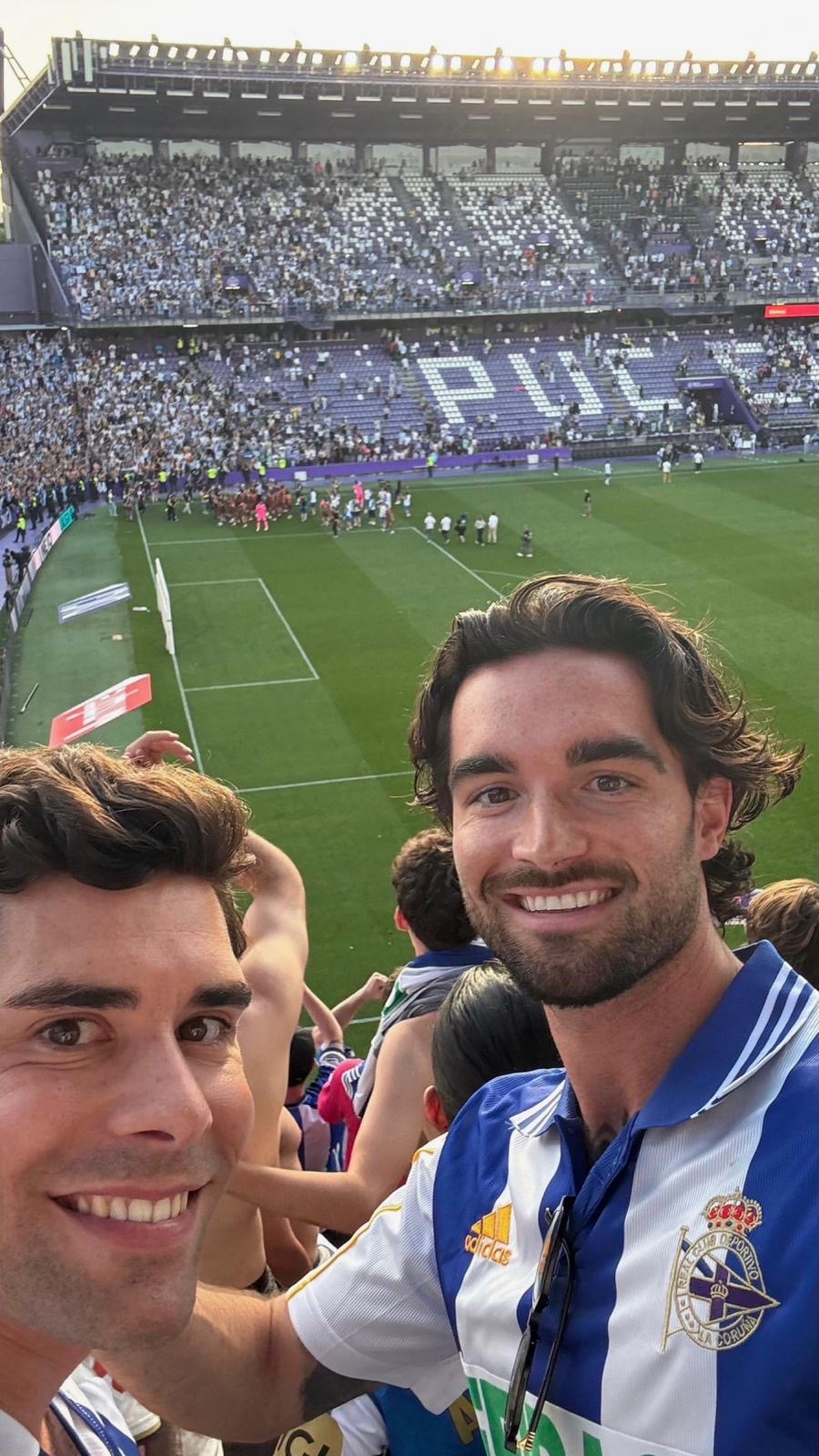 Jason, en la grada del José Zorrilla celebrando el ascenso del Dépor