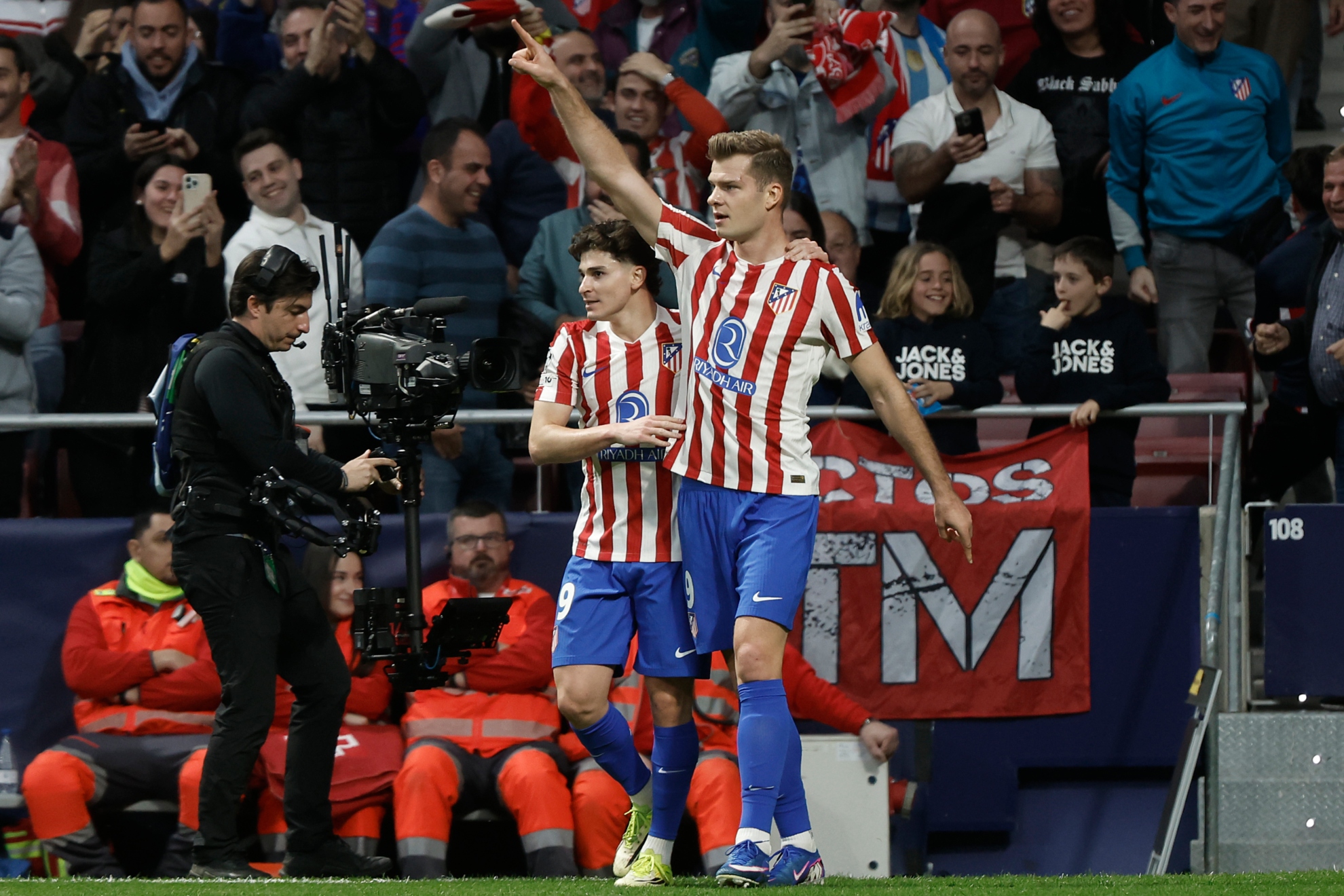 SORLOTH Y JULIÁN ALVAREZ CELEBRAN UN GOL.