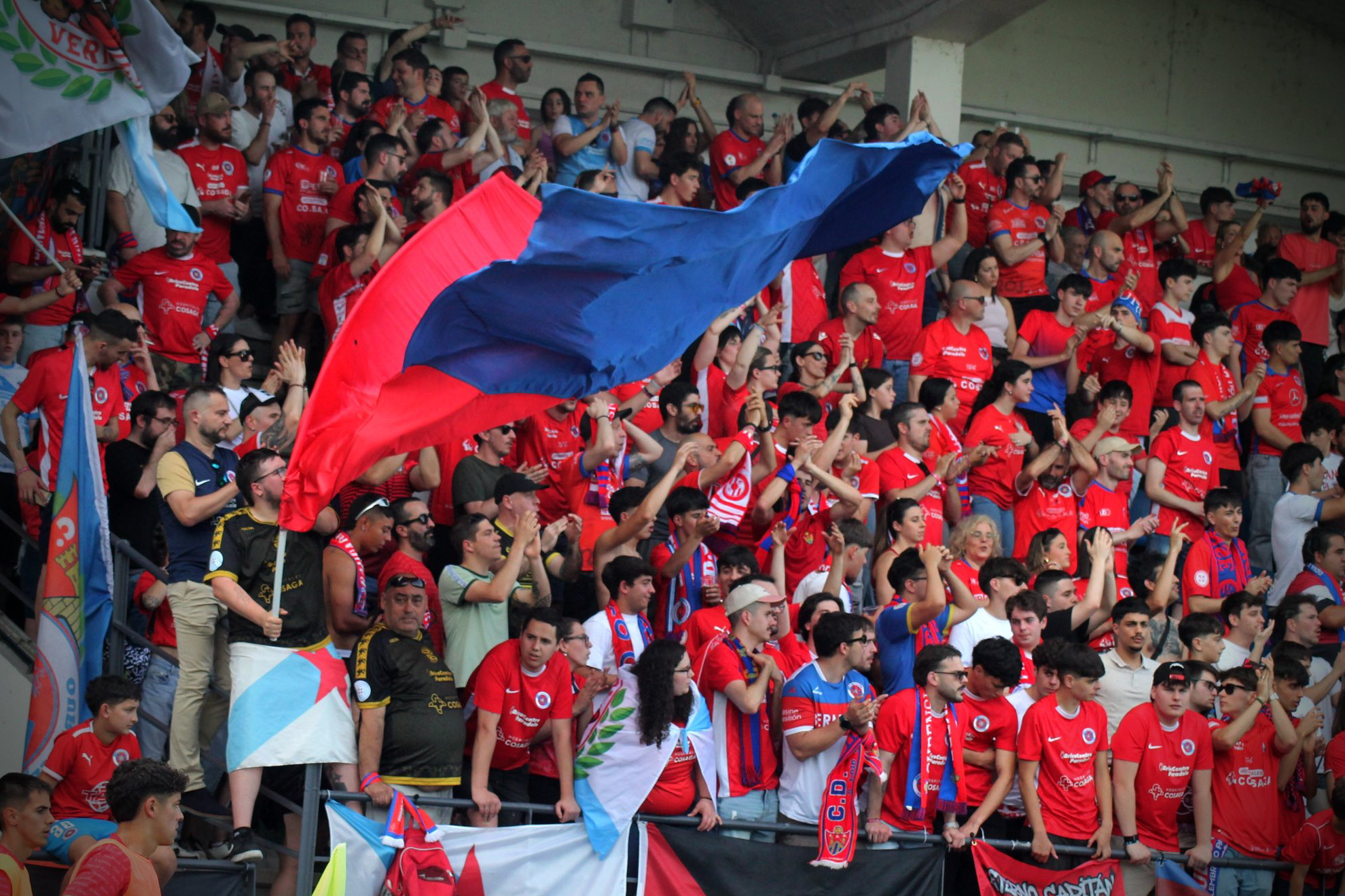 Aficionados de la UD Ourense en el partido de ida contra el Conquense.
