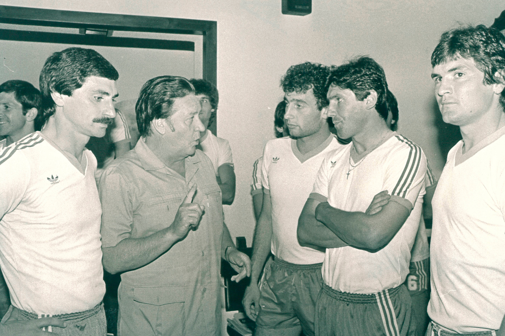 Los madridistas Miguel Ángel, Gallego, Santillana y Camacho, durante la visita de Luis Molowgny a la selección en El Saler. Archivo MARCA