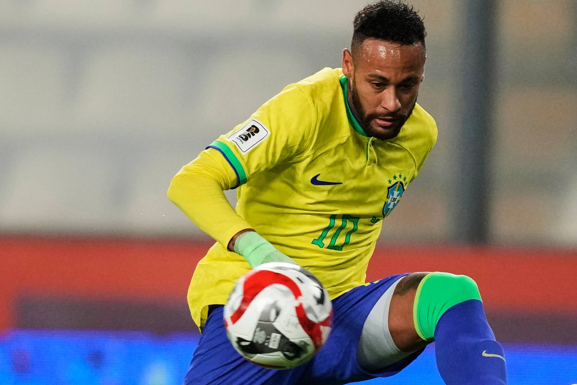 Polémica con Neymar en Brasil: llegaría lesionado al Mundial y se perdería el primer partido