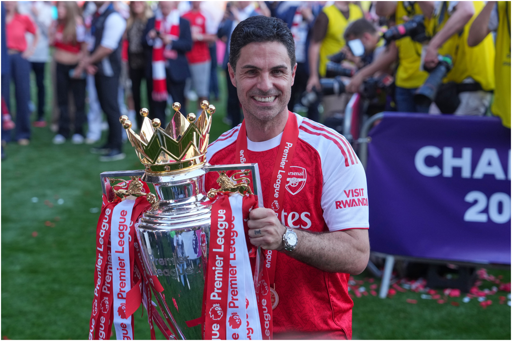 Mikel Arteta, tras alzarse campeón de la Premier con el Arsenal