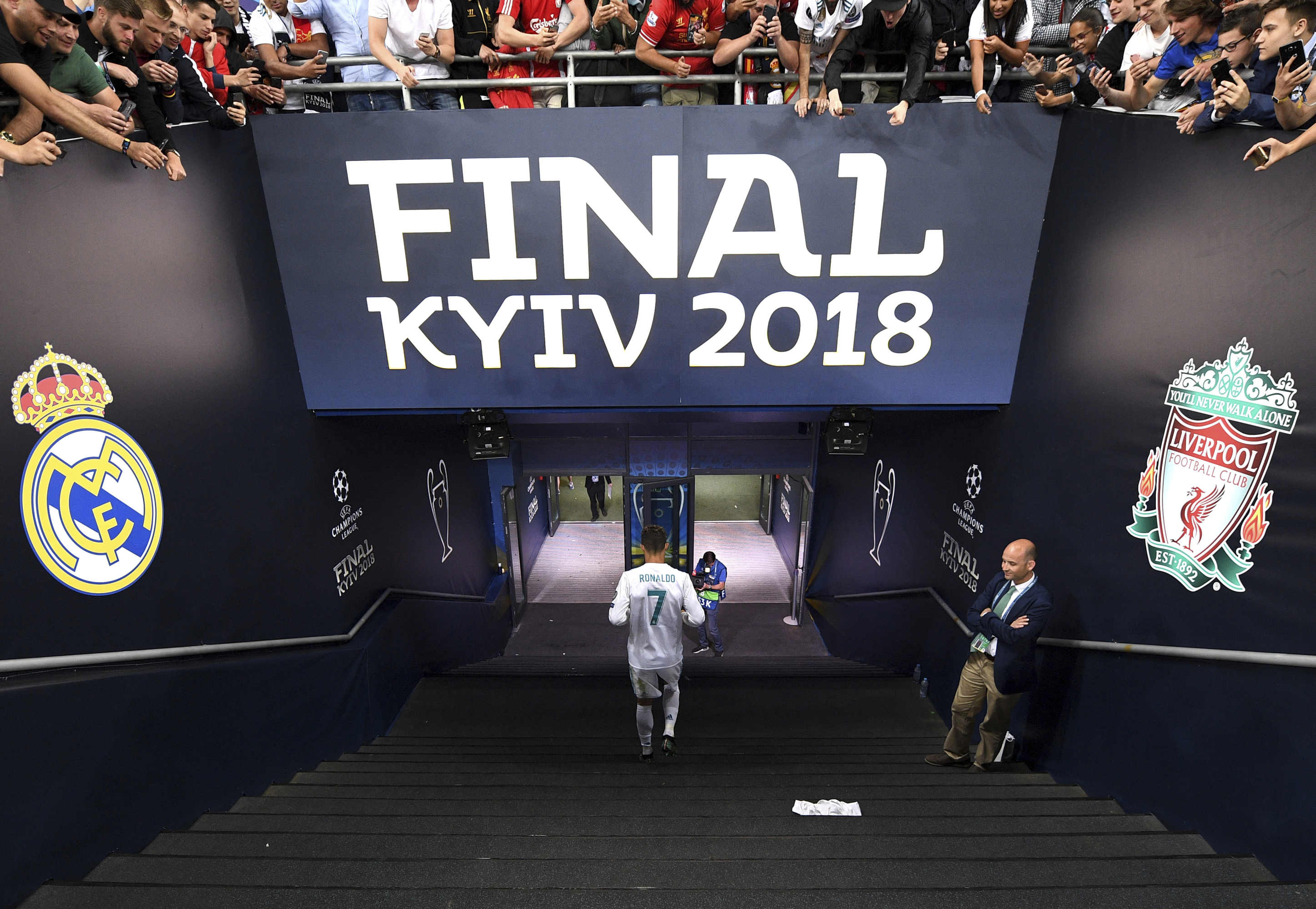 Cristiano leaving through the locker room tunnel in his last game with Real Madrid.
