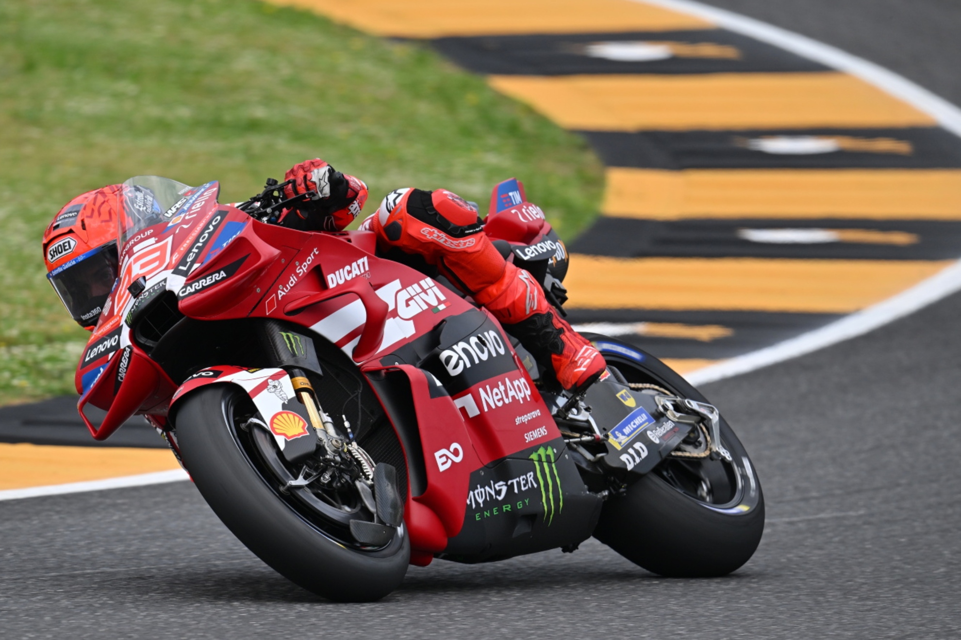 Marc Márquez, en la curva 1 de Mugello. MICHELIN