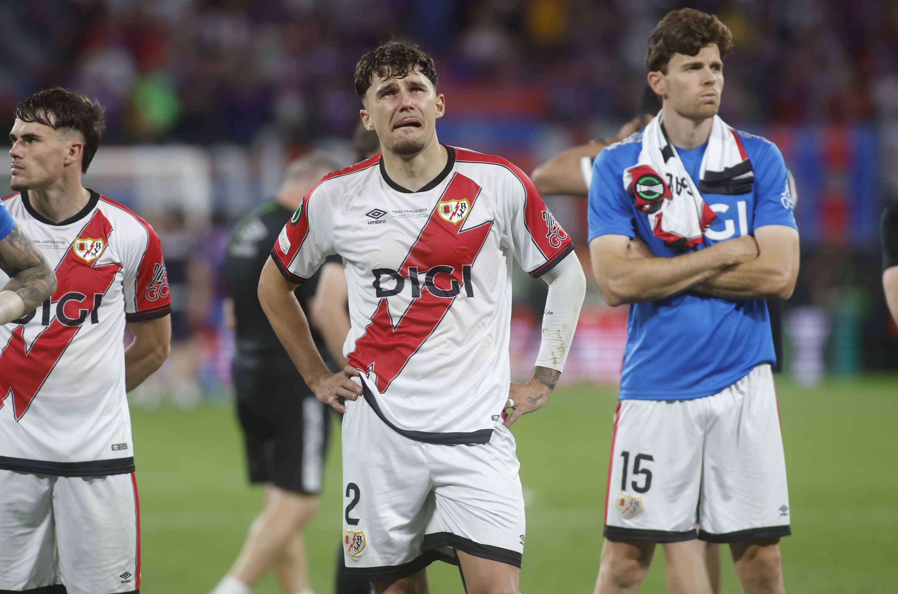 Ratiu llora tras la disputa de la final de la Conference League.
