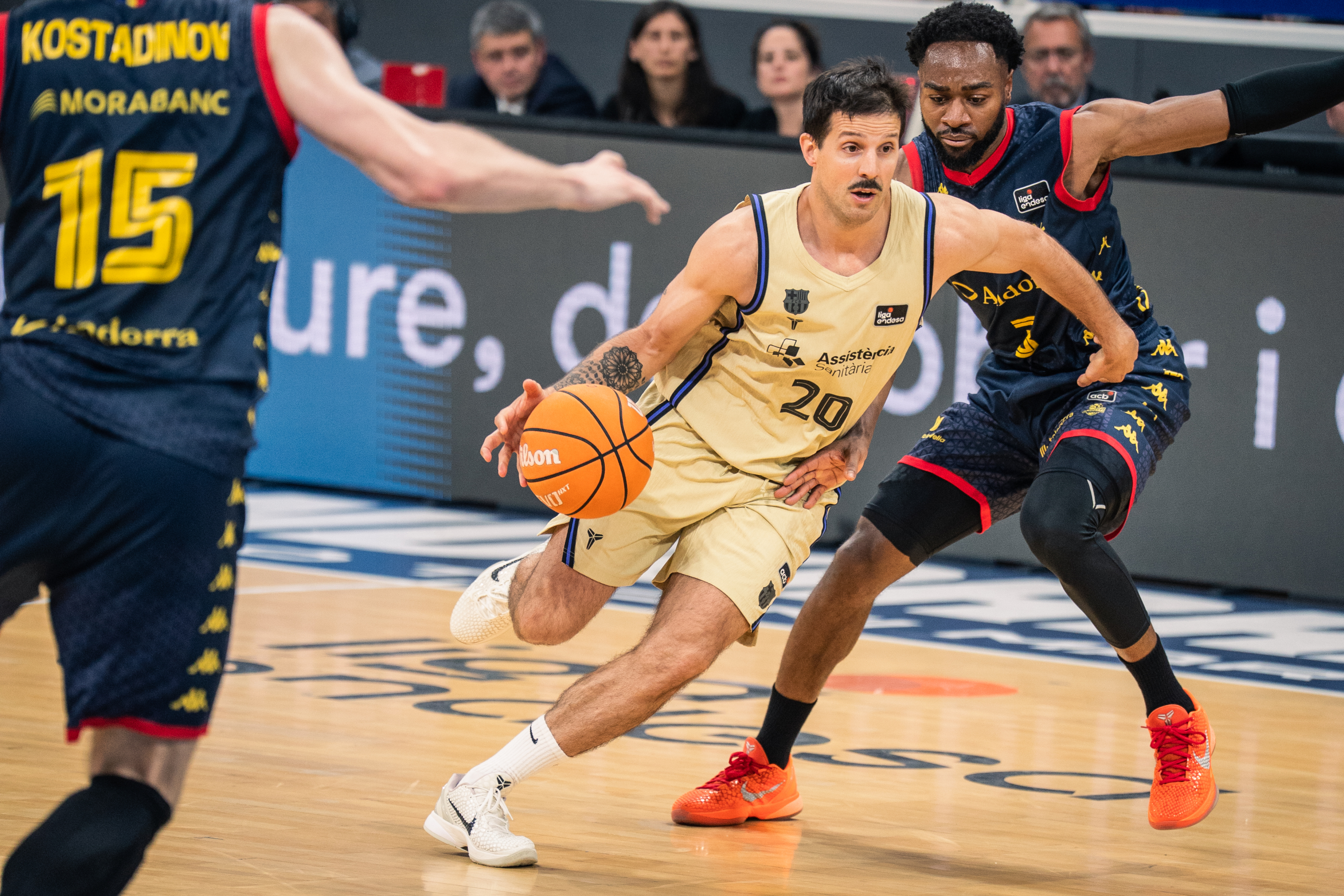 Laprovittola tries to escape Best's defense.