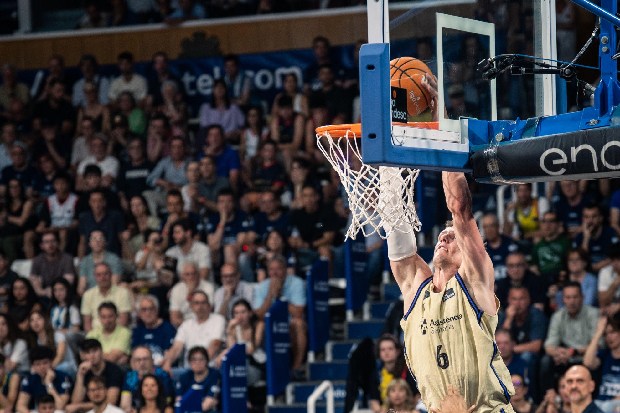 Vesely crushes the Andorran hoop.