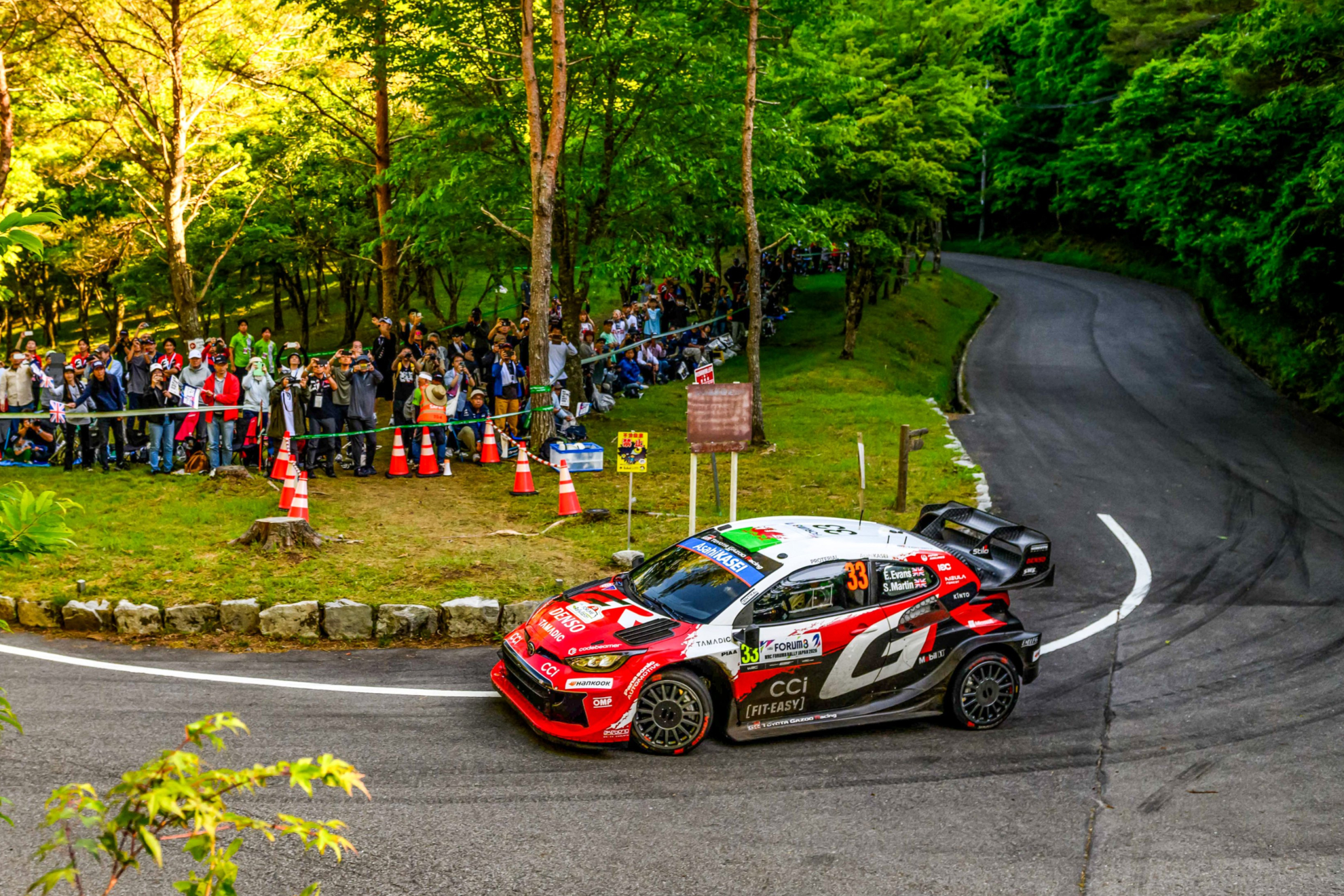 Evans, en acción, durante un tramo del Rally de Japón. WRC