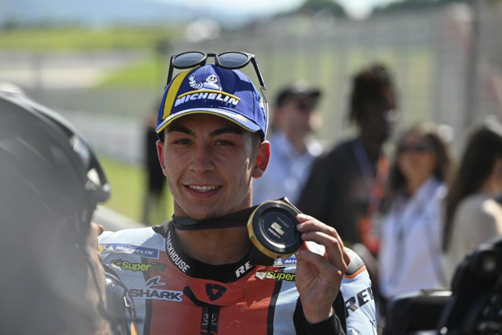 Raúl Fernández, con su medalla. MOTOGP