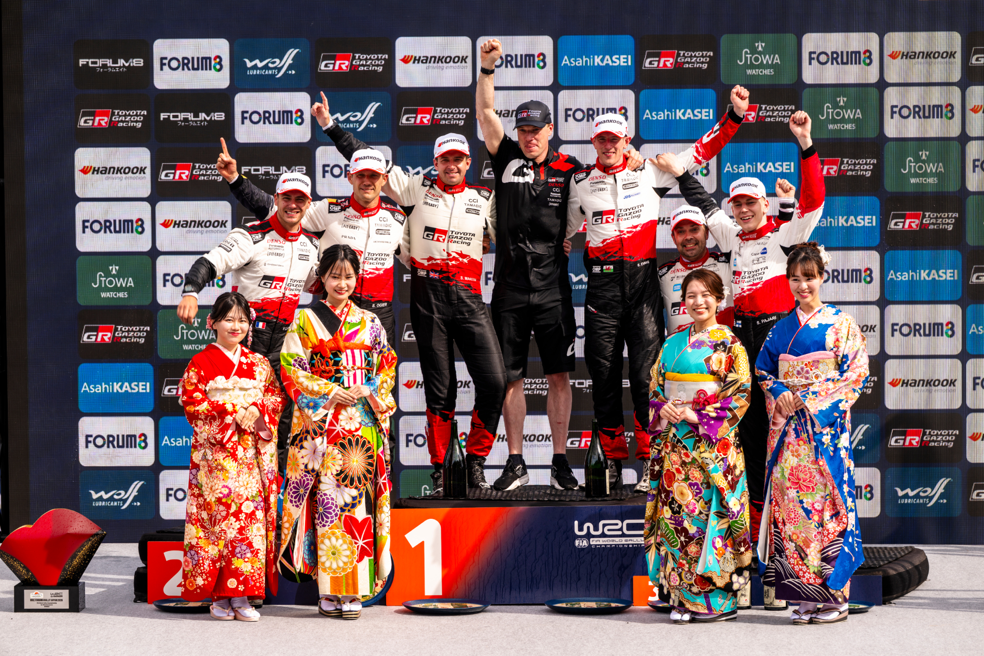 Evans, Martin, Ogier, Landais, Pajari y Salminen, en el podio del Rally de Japón. RED BULL