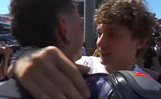 Antonelli y Bezzecchi se abrazan tras la victoria de éste en Mugello, DAZN MotoGP