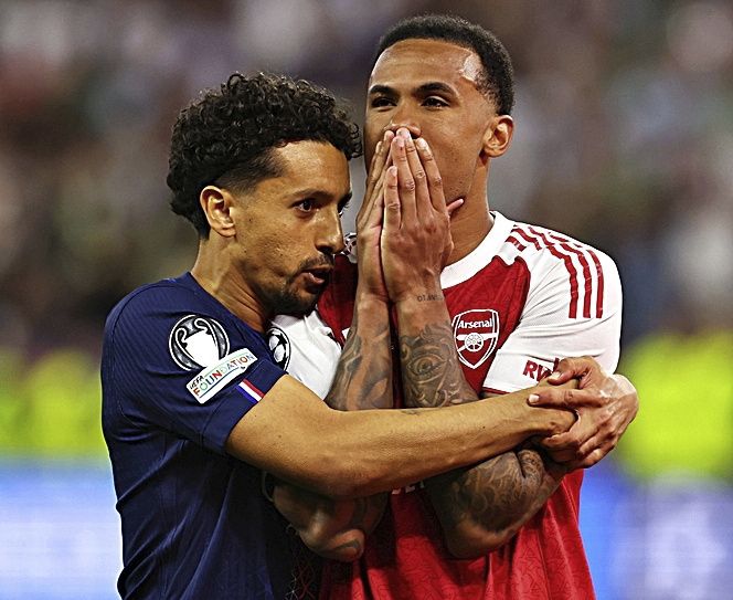 Marquinhos abraza a Gabriel